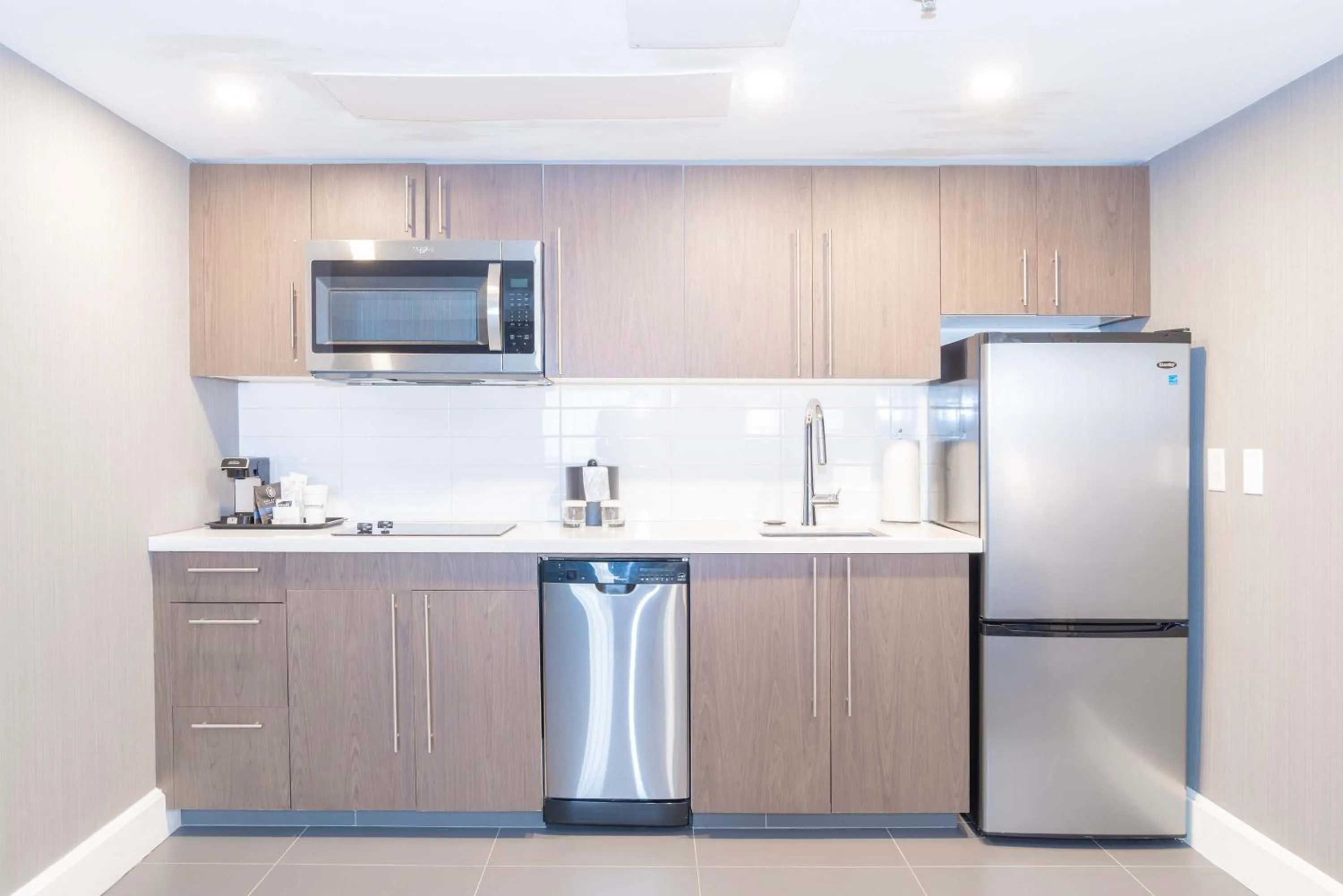 Kitchen or kitchenette in Sandman Signature Lethbridge Lodge