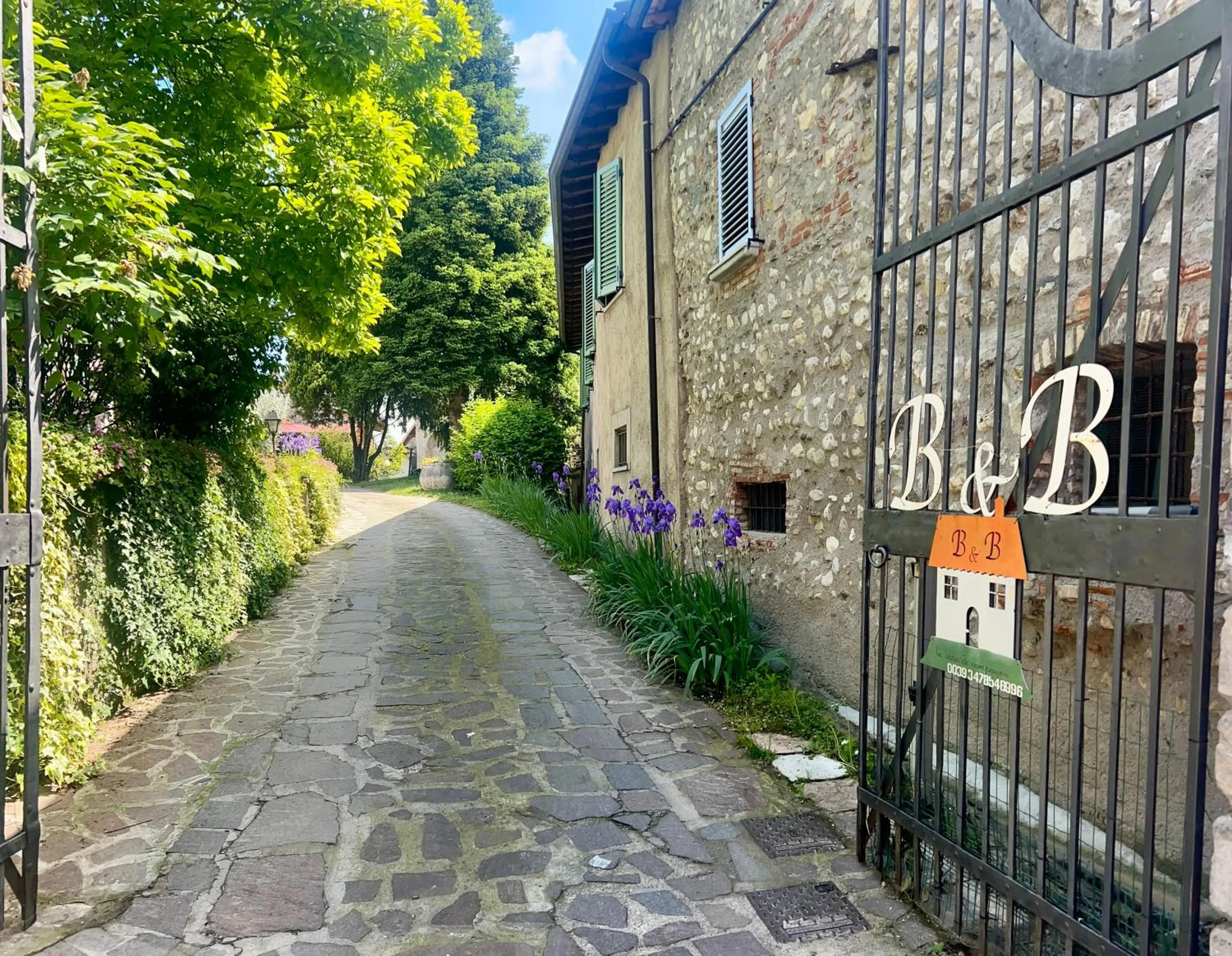 Facade/entrance in La Casa Di Campagna Sul Garda