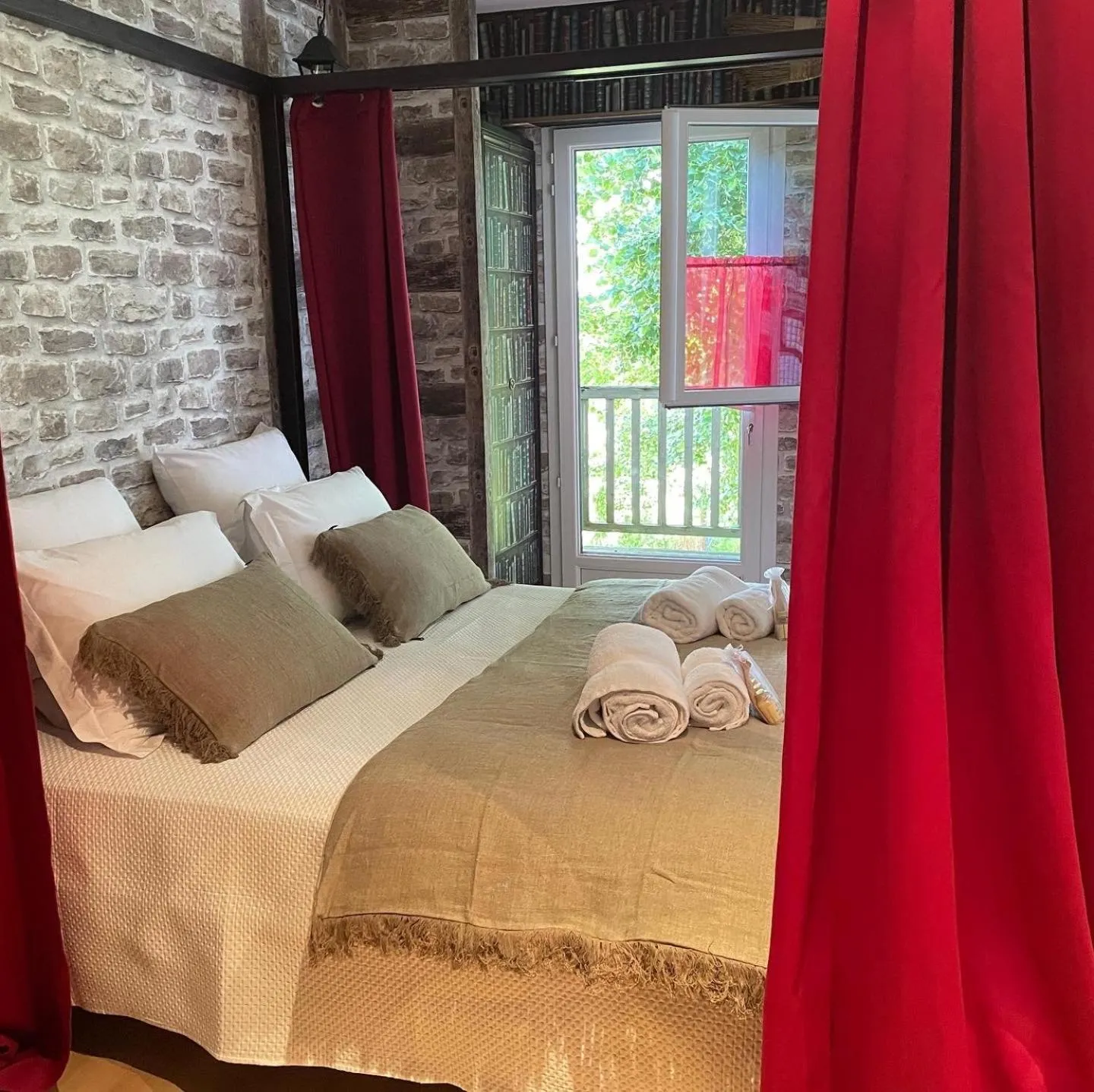 Bed in Le Maine N 5 - FLÉAC ANGOULEME - Suite Harry Potter