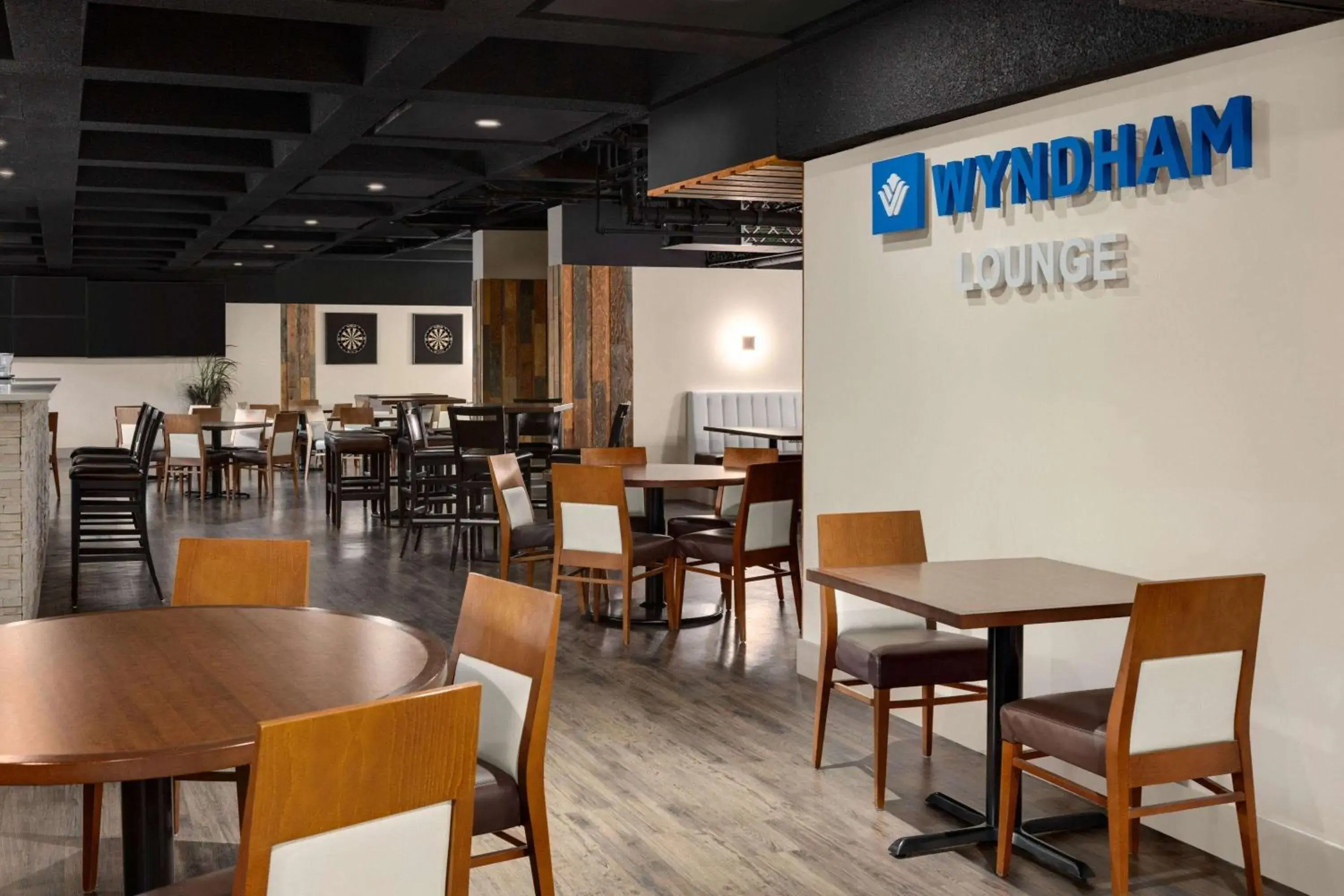 Lounge or bar in Wyndham Edmonton Hotel and Conference Centre Lounge or bar in Wyndham Edmonton Hotel and Conference Centre