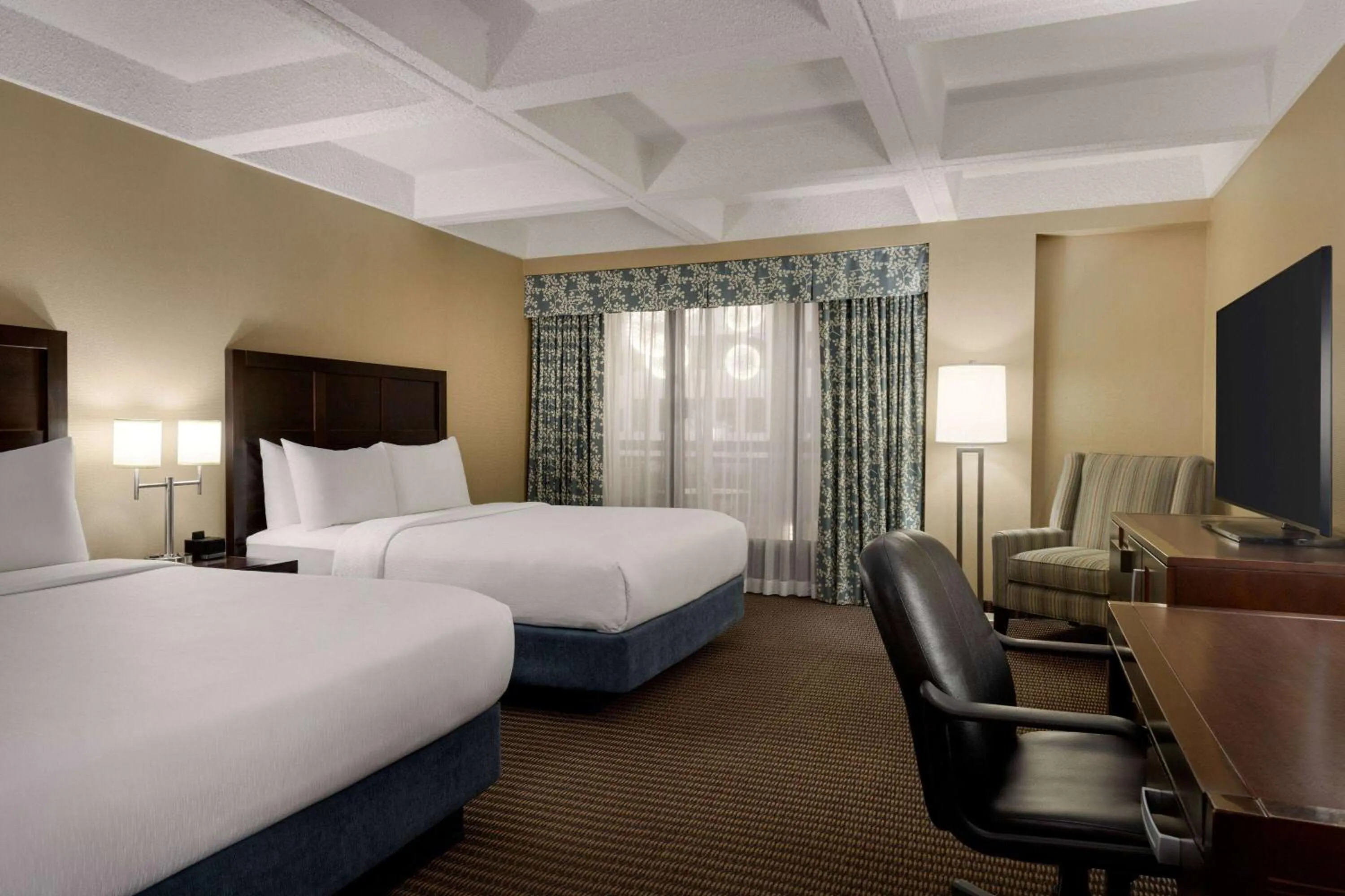 Photo of the whole room, Bed in Wyndham Edmonton Hotel and Conference Centre