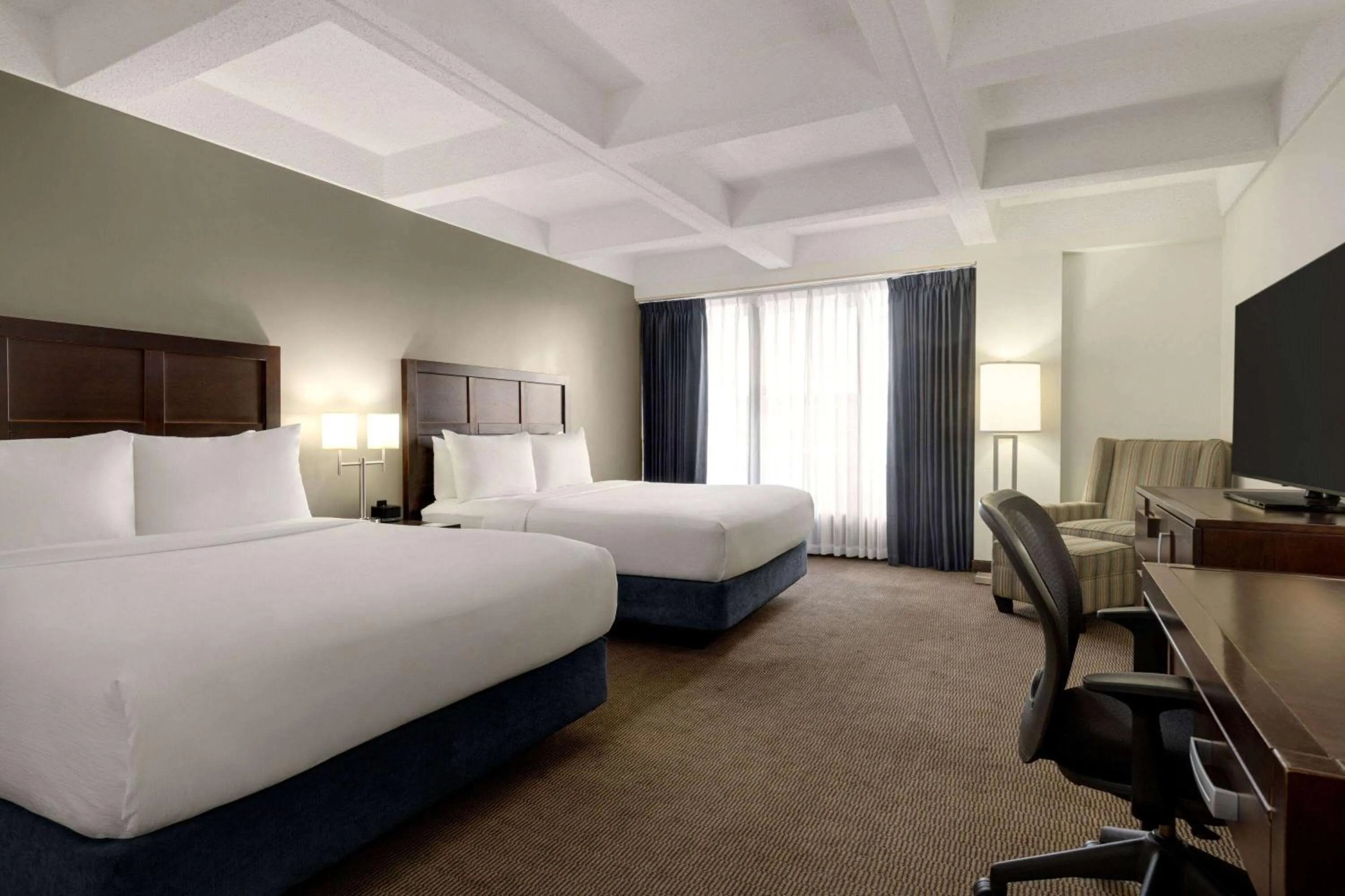 Photo of the whole room, Bed in Wyndham Edmonton Hotel and Conference Centre