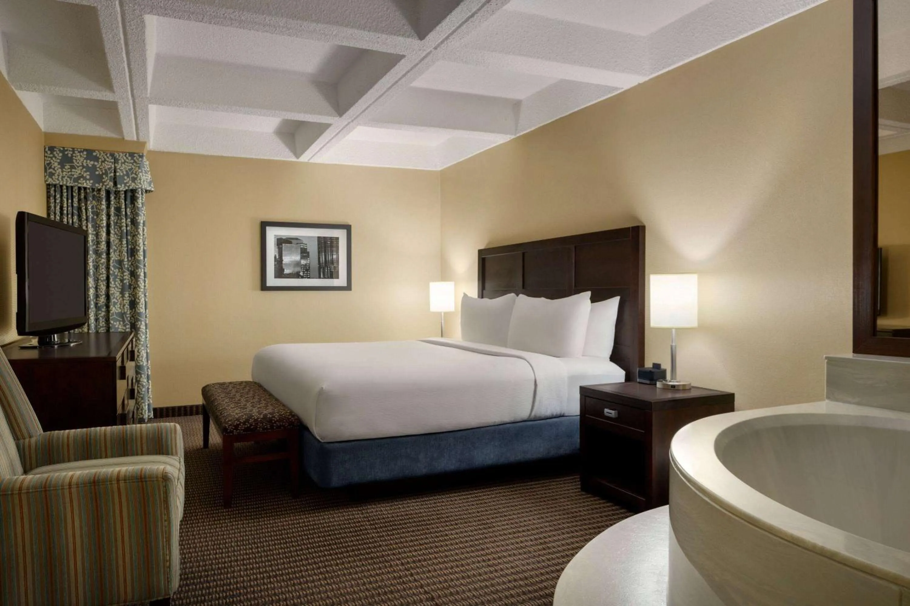 Bath, Bed in Wyndham Edmonton Hotel and Conference Centre