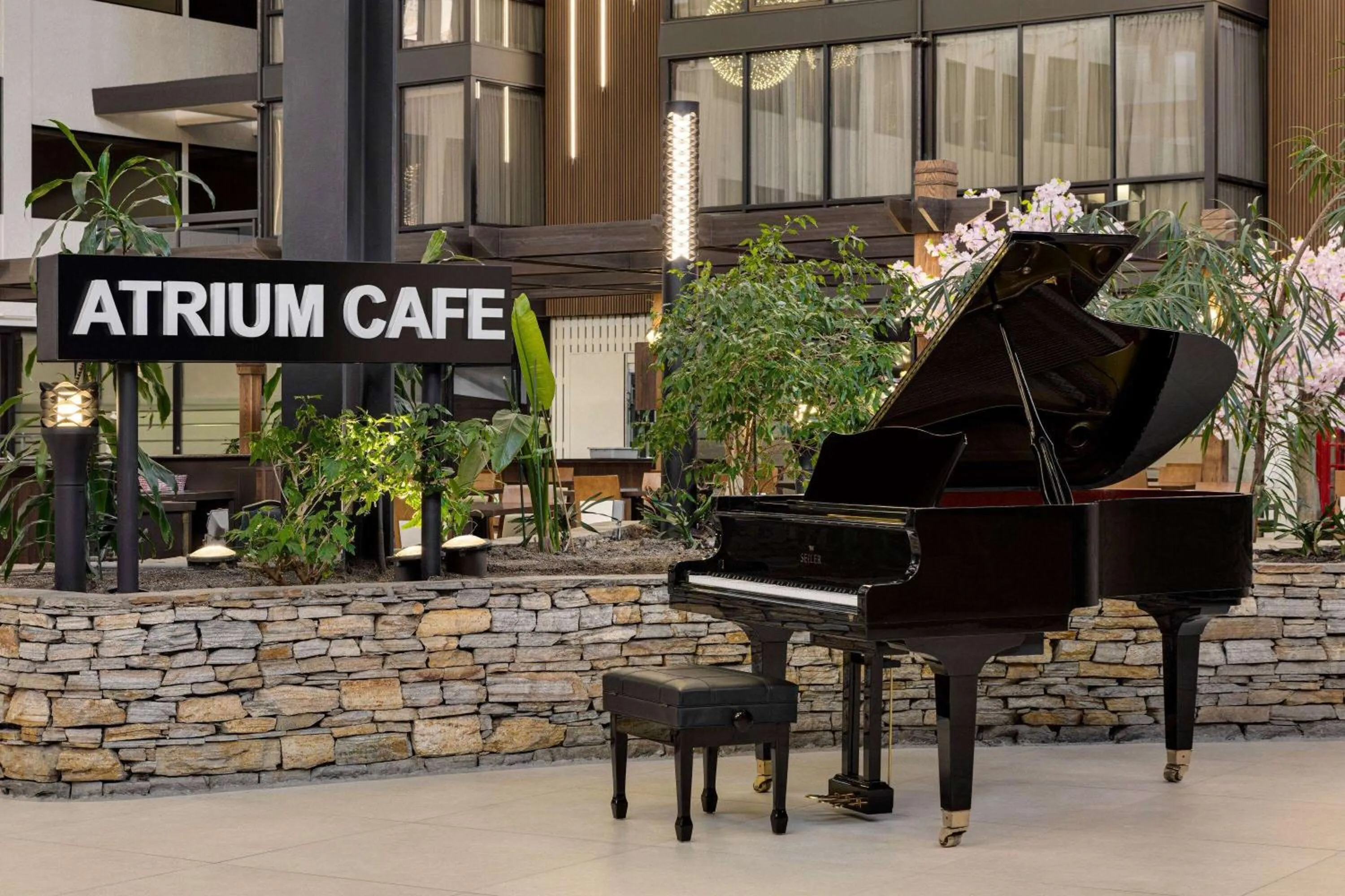 Restaurant/places to eat in Wyndham Edmonton Hotel and Conference Centre