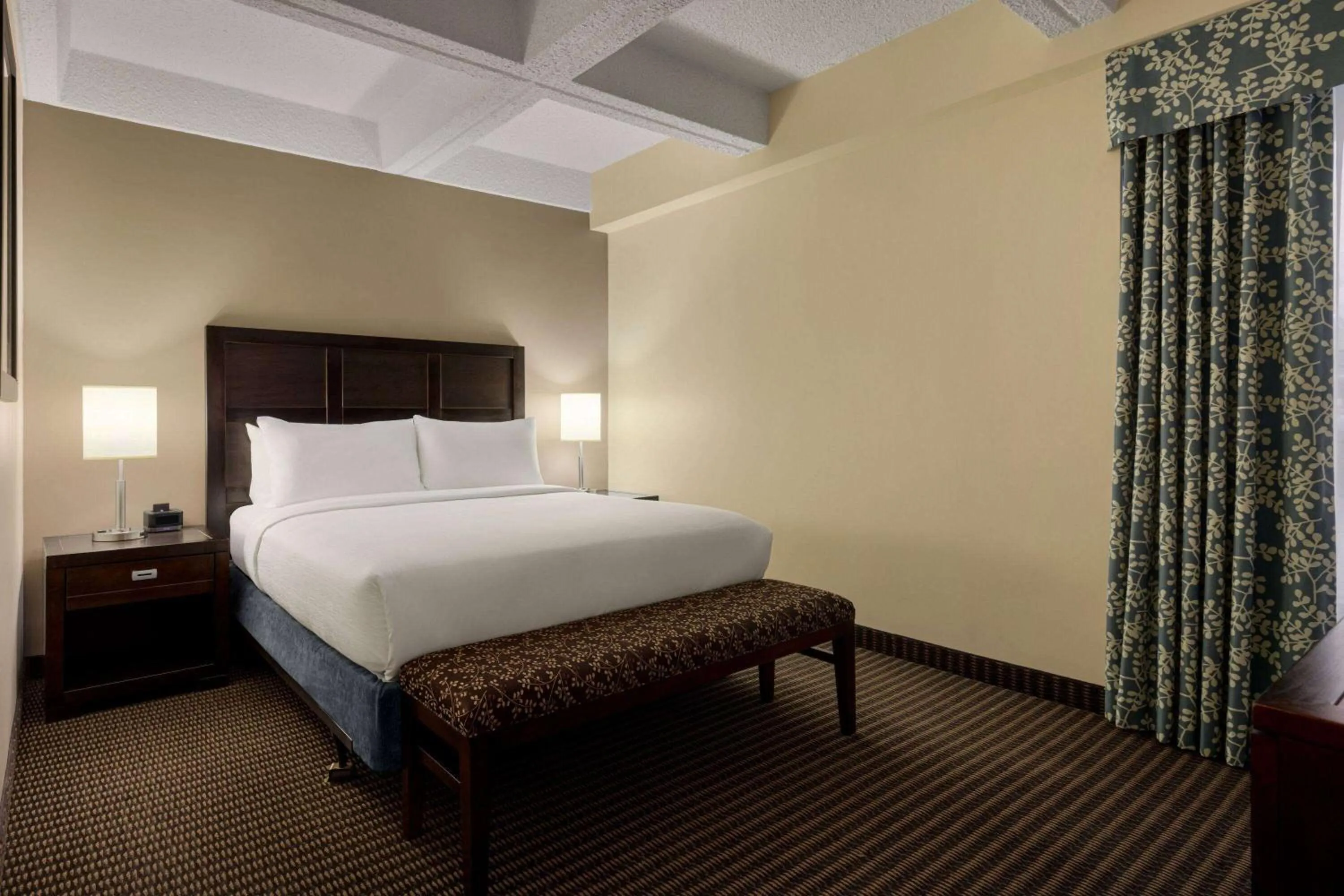 Photo of the whole room, Bed in Wyndham Edmonton Hotel and Conference Centre