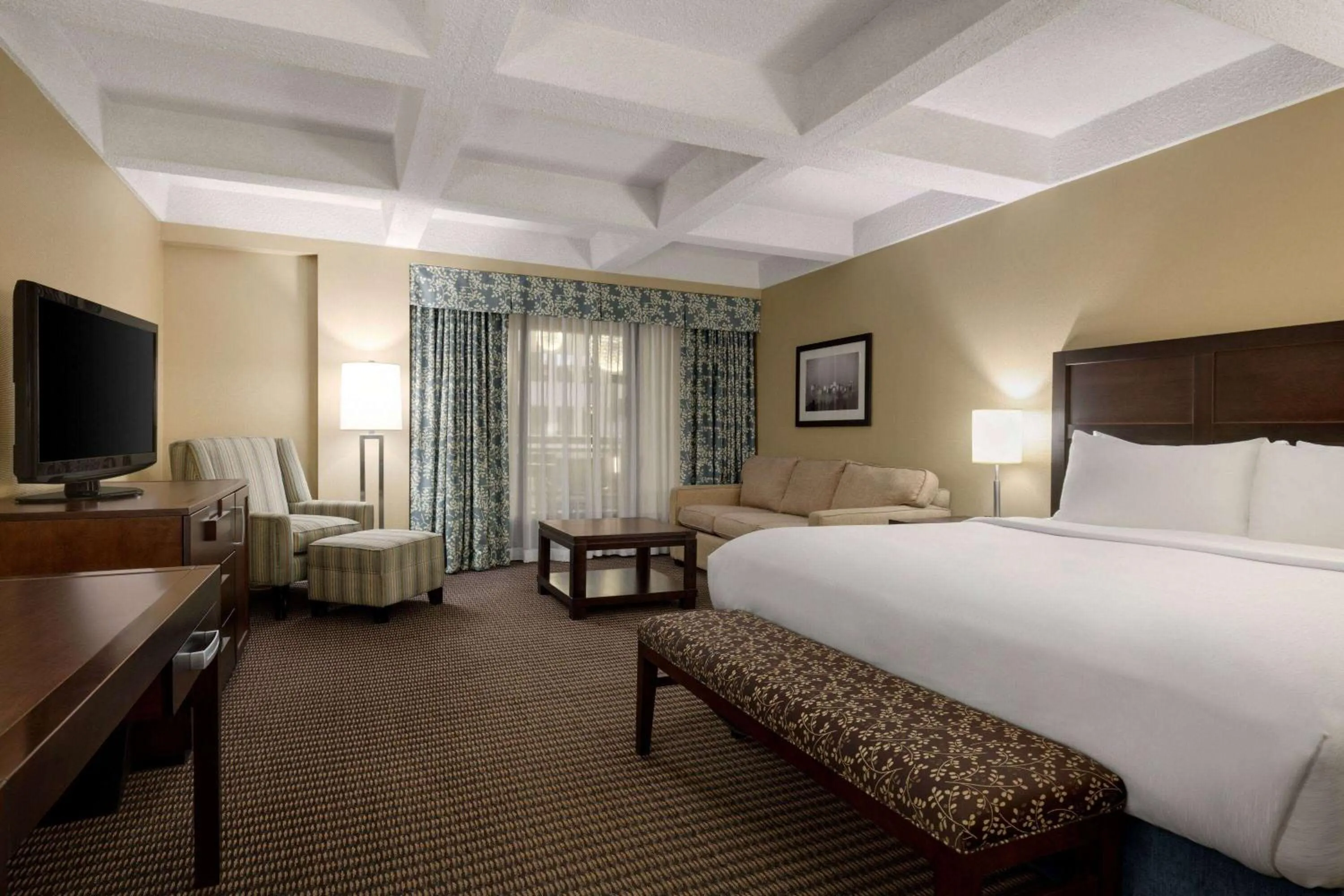 Photo of the whole room, Bed in Wyndham Edmonton Hotel and Conference Centre