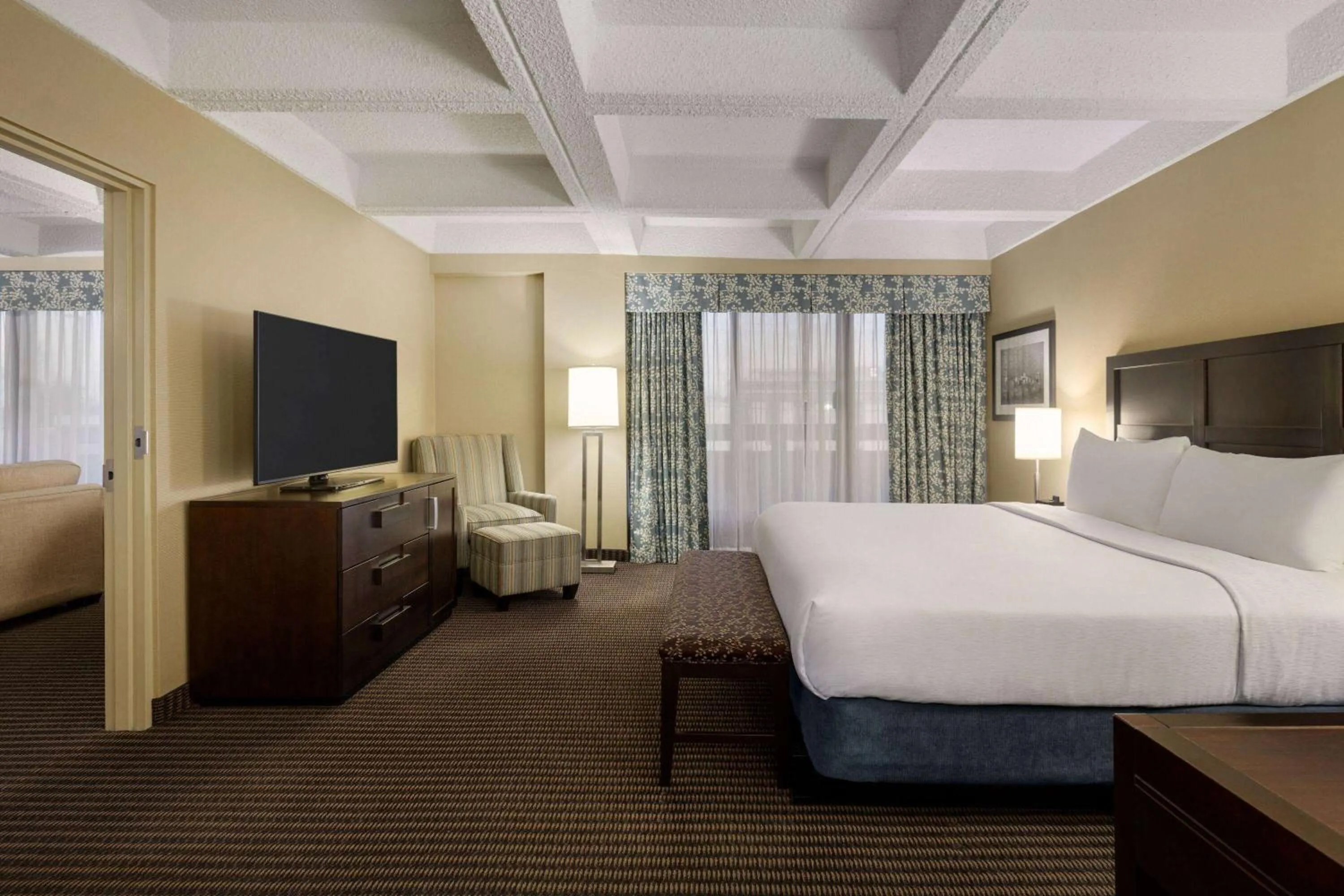 Photo of the whole room, Bed in Wyndham Edmonton Hotel and Conference Centre
