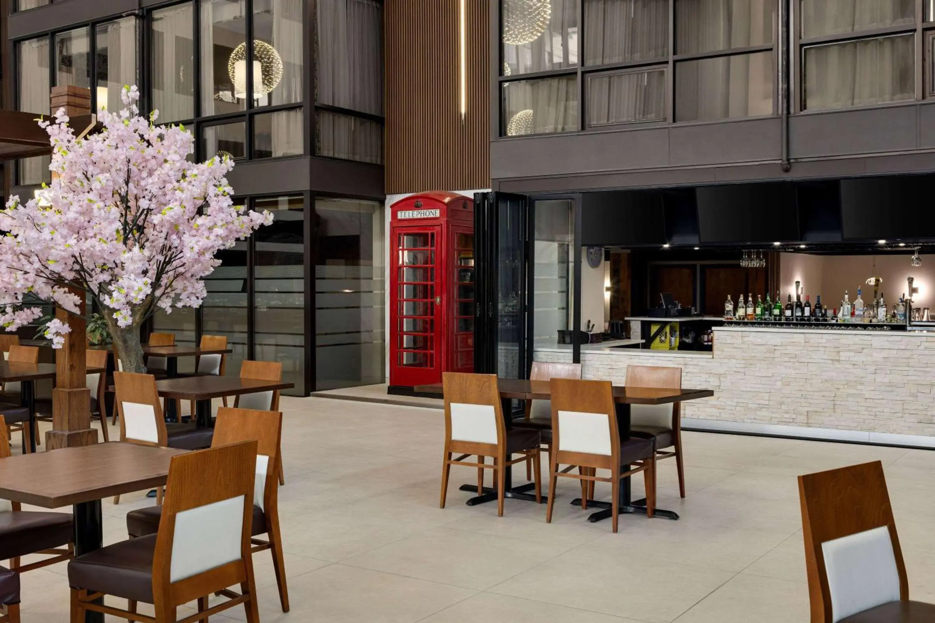 Lounge or bar in Wyndham Edmonton Hotel and Conference Centre Lounge or bar in Wyndham Edmonton Hotel and Conference Centre