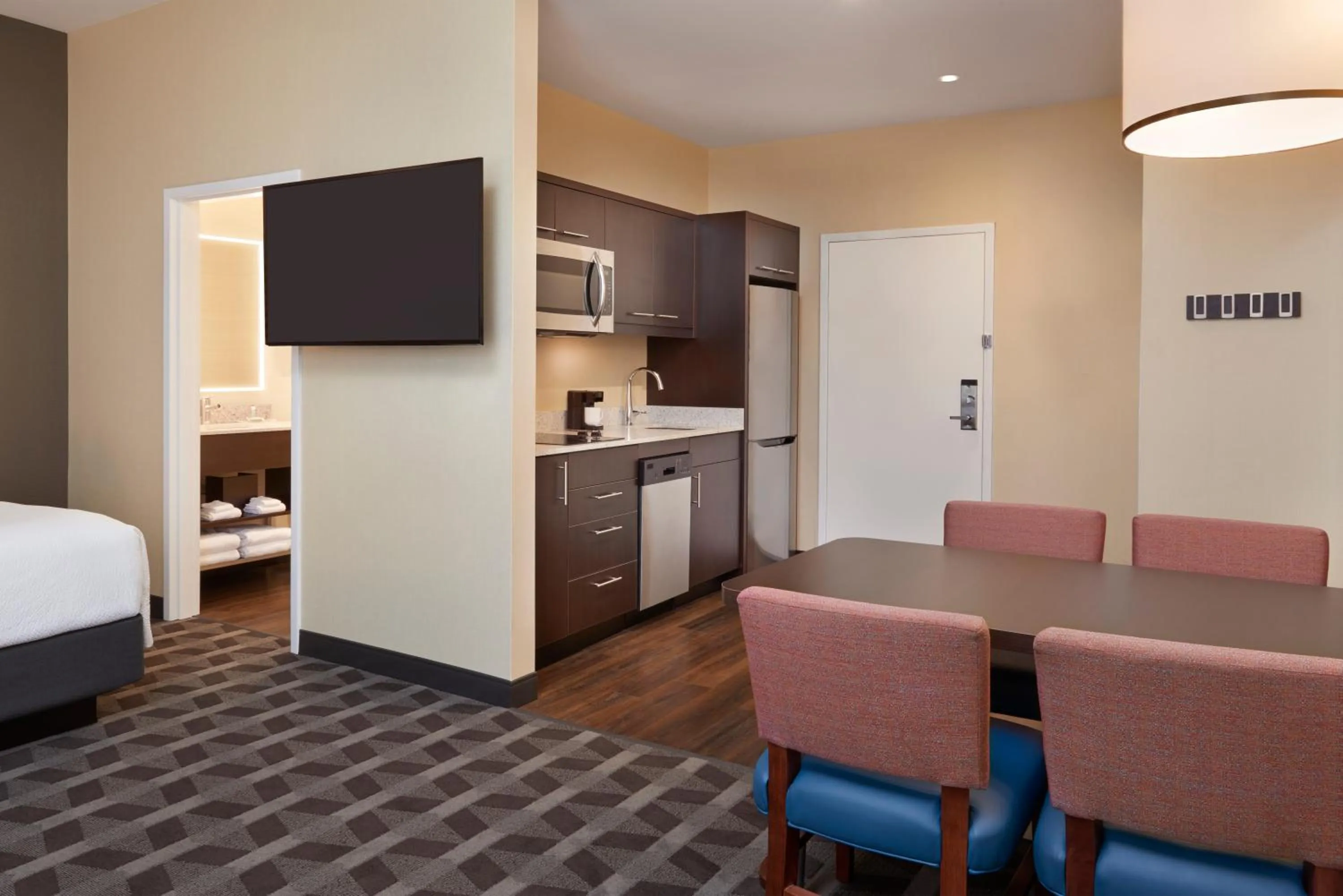 dishwasher, Bed in TownePlace Suites by Marriott Toronto Oakville