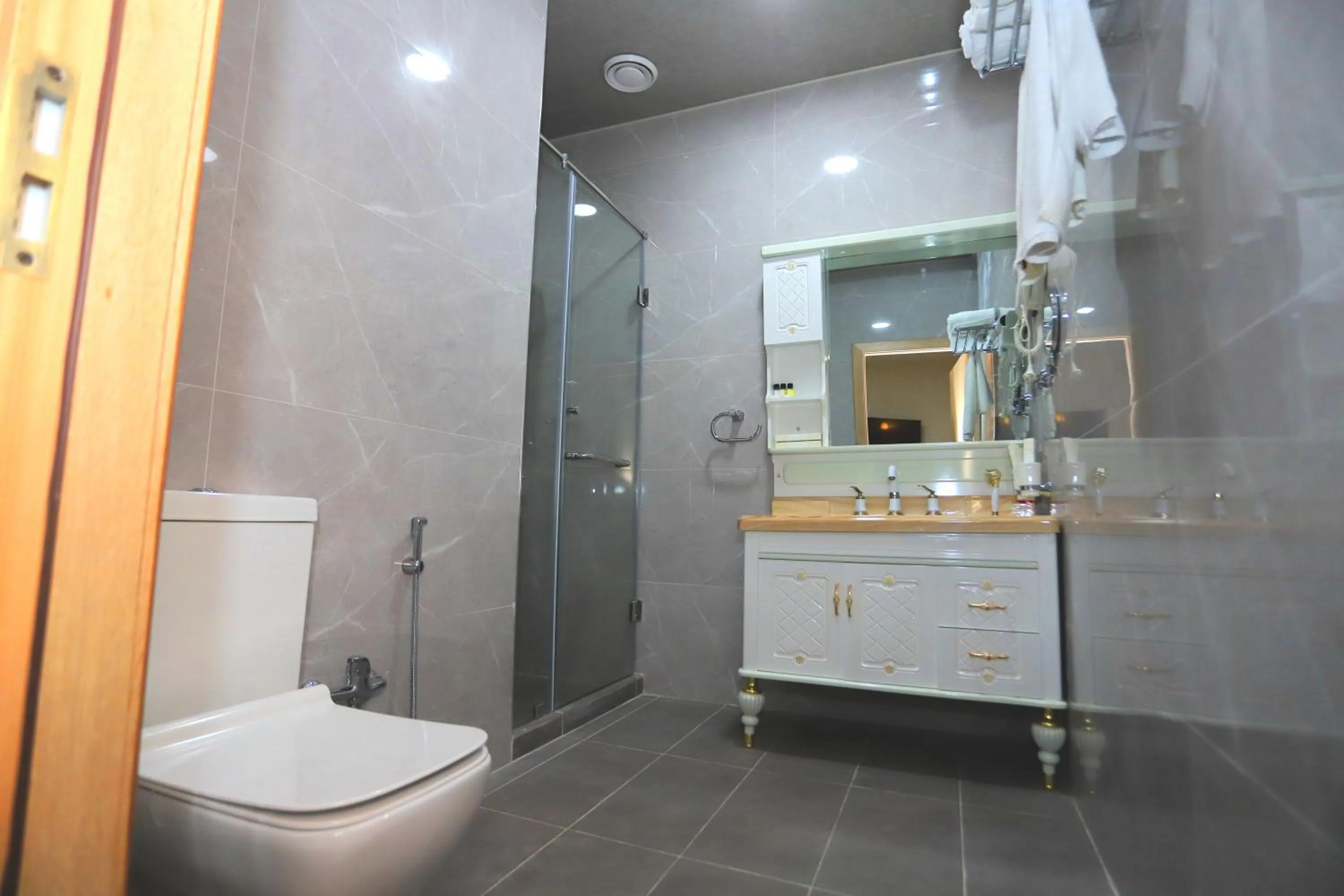 Bathroom in Central Palace Halal Hotel