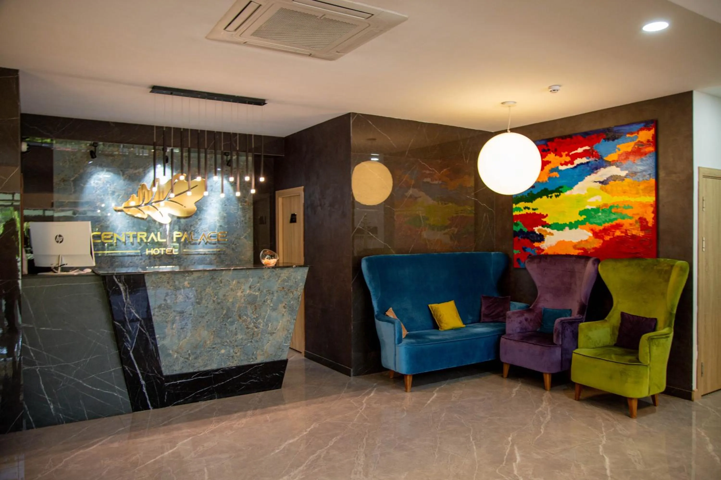 Lobby or reception in Central Palace Halal Hotel