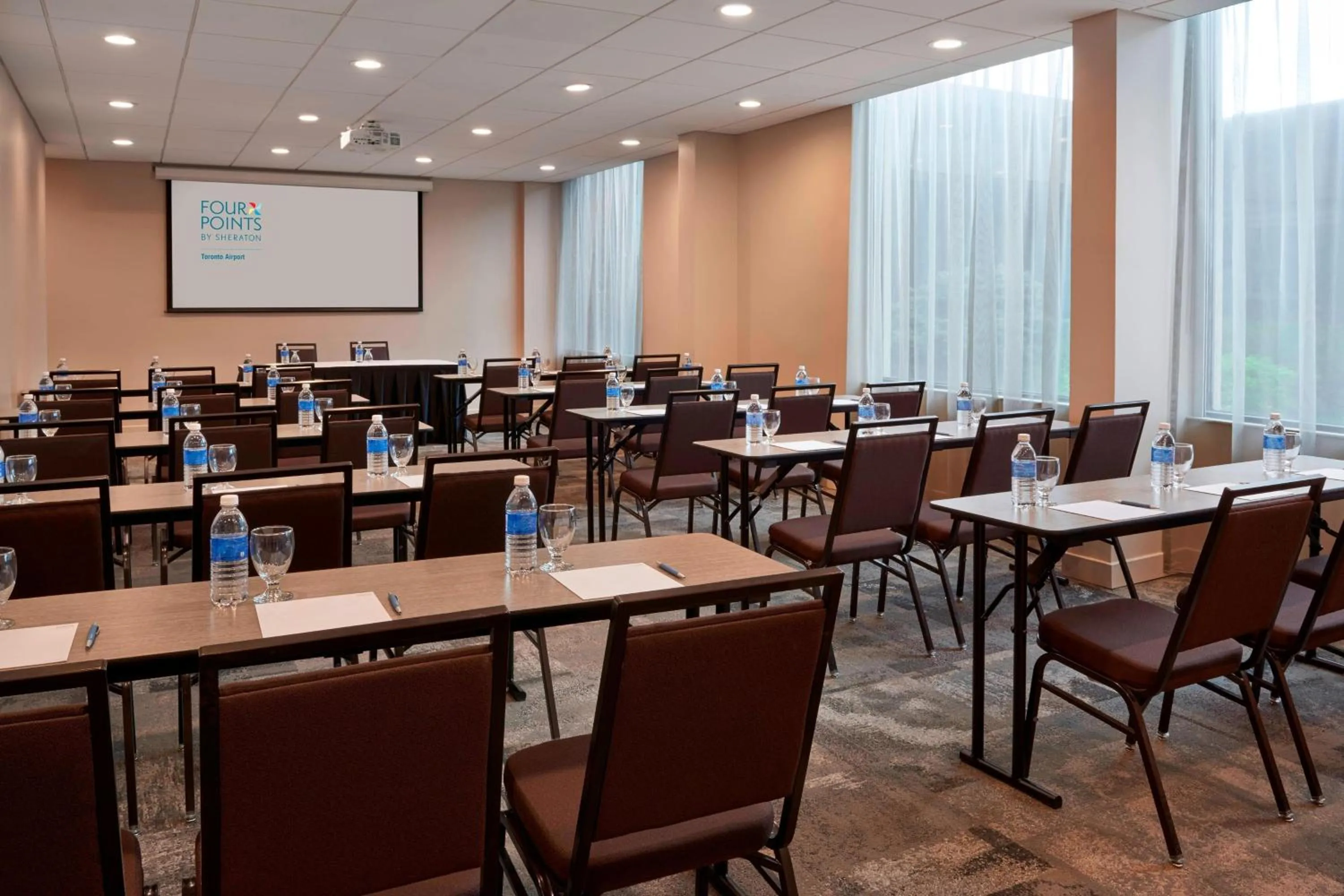 Meeting/conference room in Four Points by Sheraton Toronto Airport