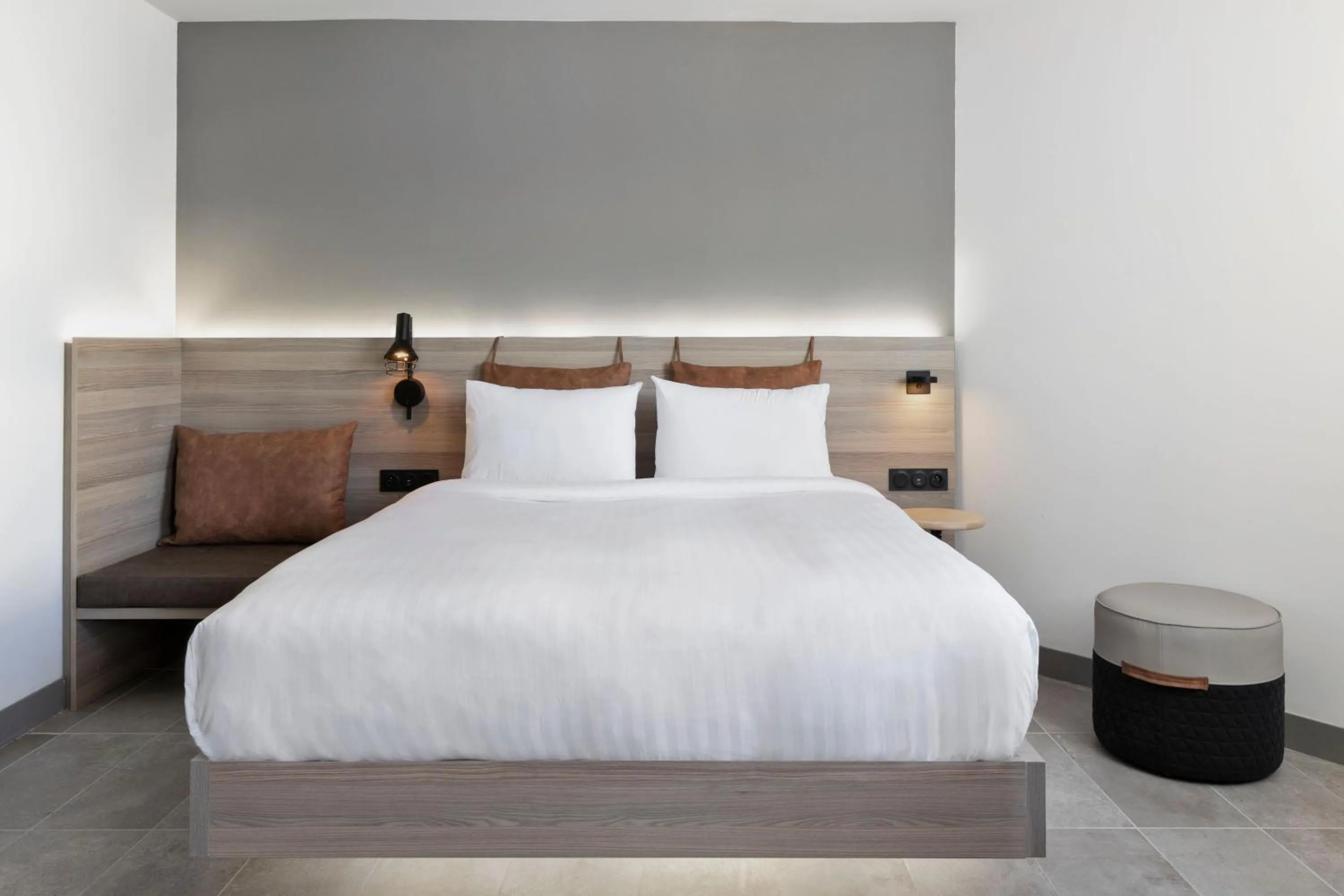 Photo of the whole room, Bed in Moxy La Ciotat