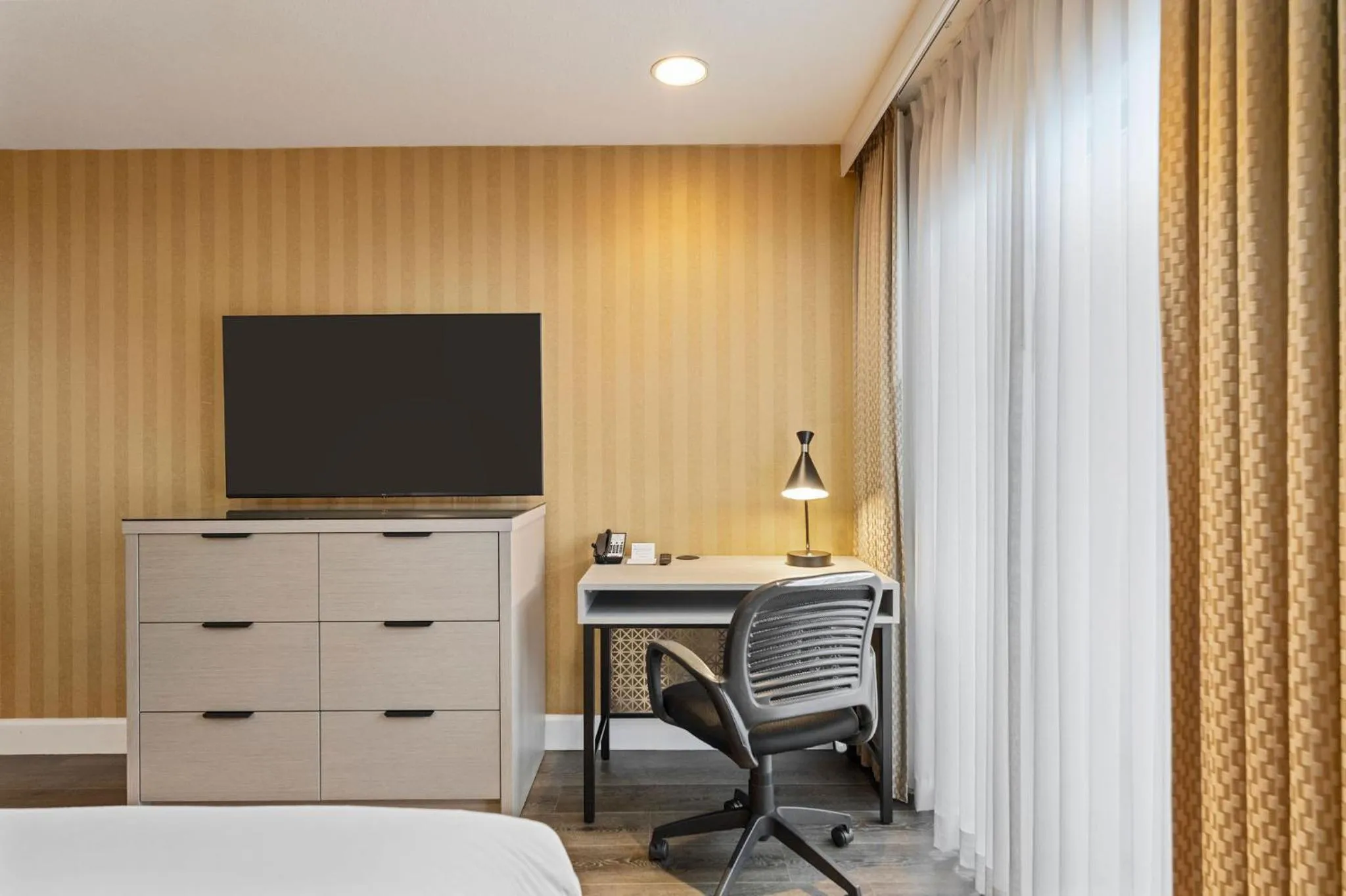 Bed in Executive Hotel Vancouver Airport