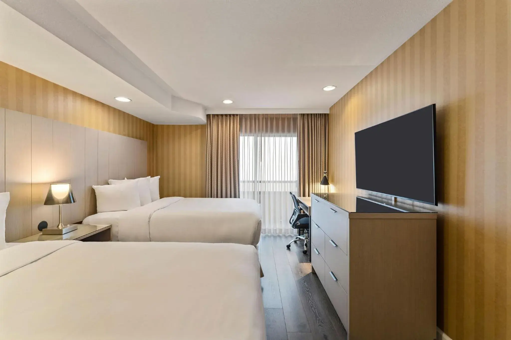 Courtyard Room with Two Double Beds in Executive Hotel Vancouver Airport Courtyard Room with Two Double Beds in Executive Hotel Vancouver Airport