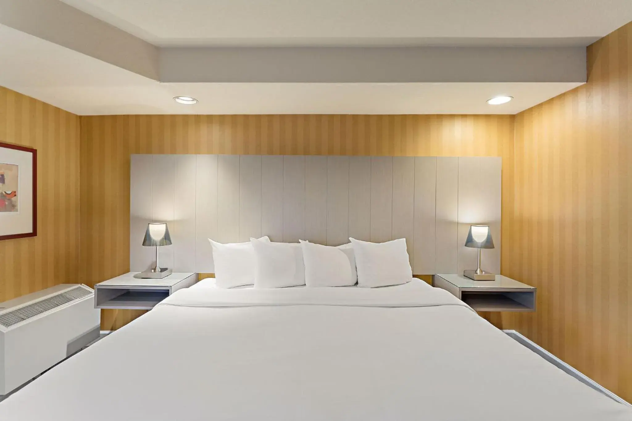 Bed in Executive Hotel Vancouver Airport Bed in Executive Hotel Vancouver Airport