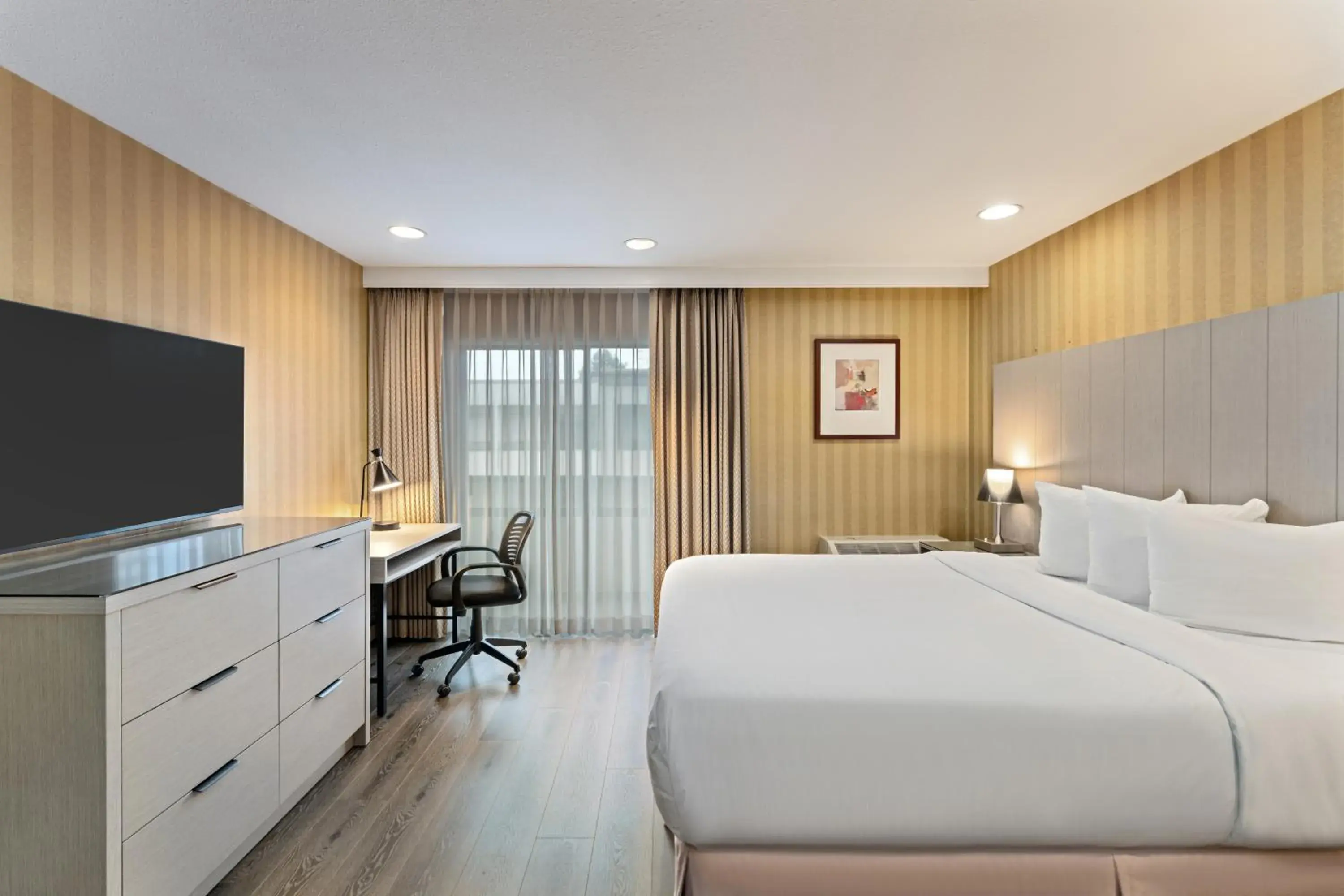 Courtyard Queen Room in Executive Hotel Vancouver Airport Courtyard Queen Room in Executive Hotel Vancouver Airport