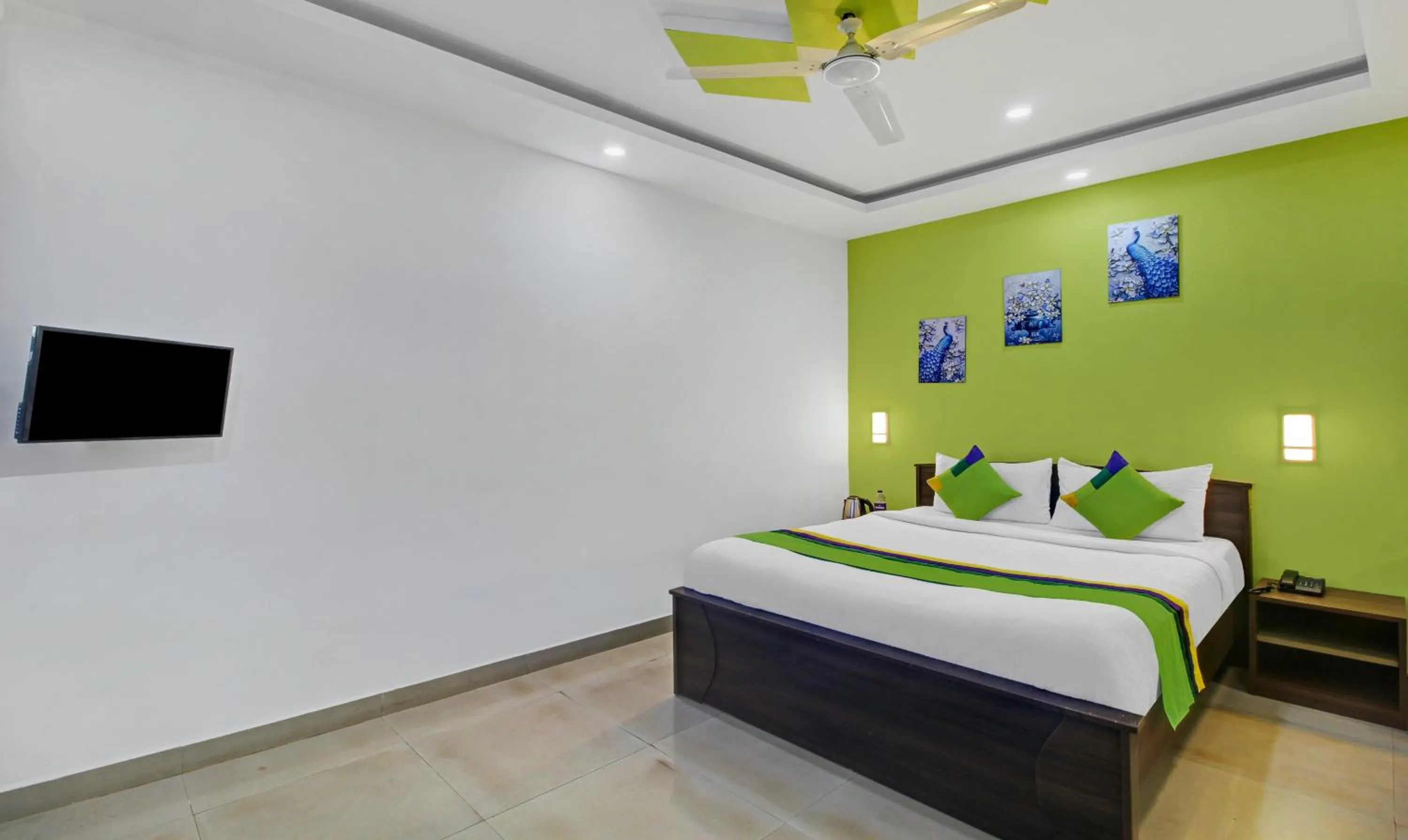 Bedroom, Bed in Treebo La Paradise