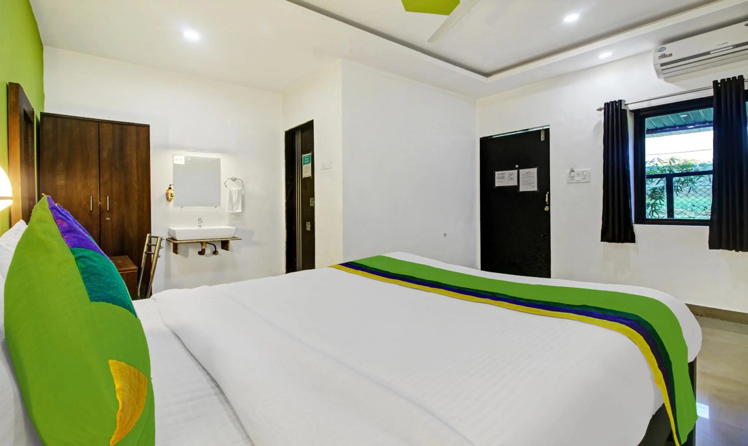 Bedroom, Bed in Treebo La Paradise