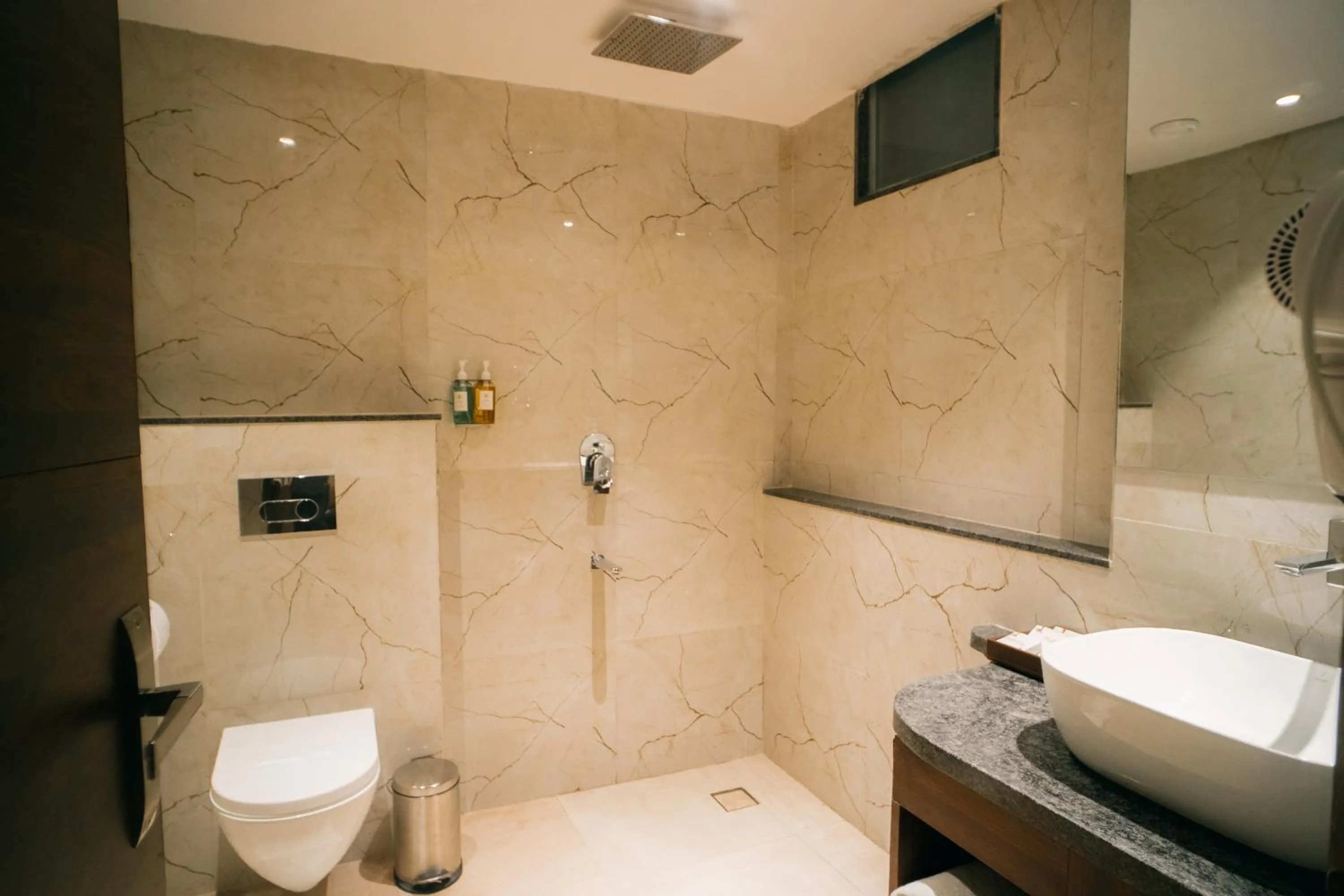 Shower in Playotel Premier Vijay Nagar