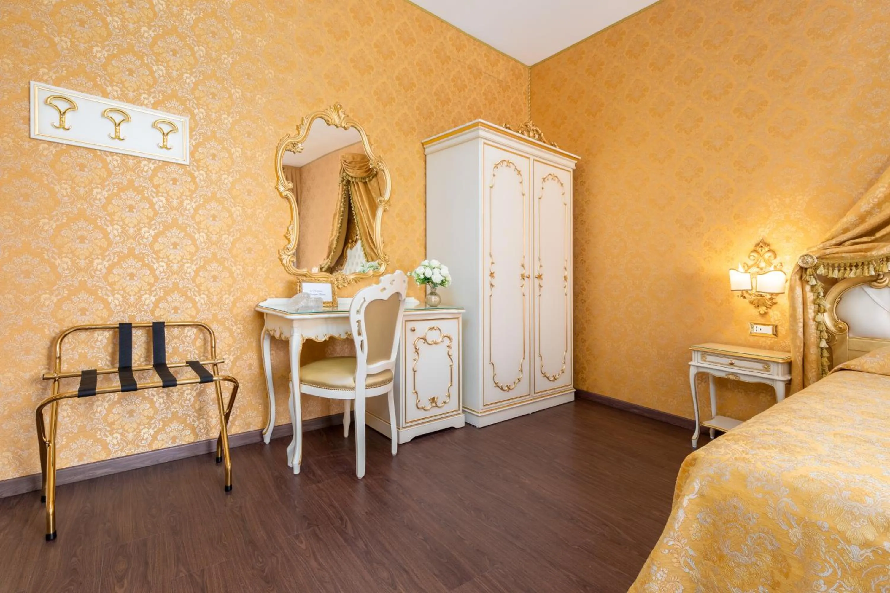 wardrobe, Bed in La Veneziana Boutique Rooms