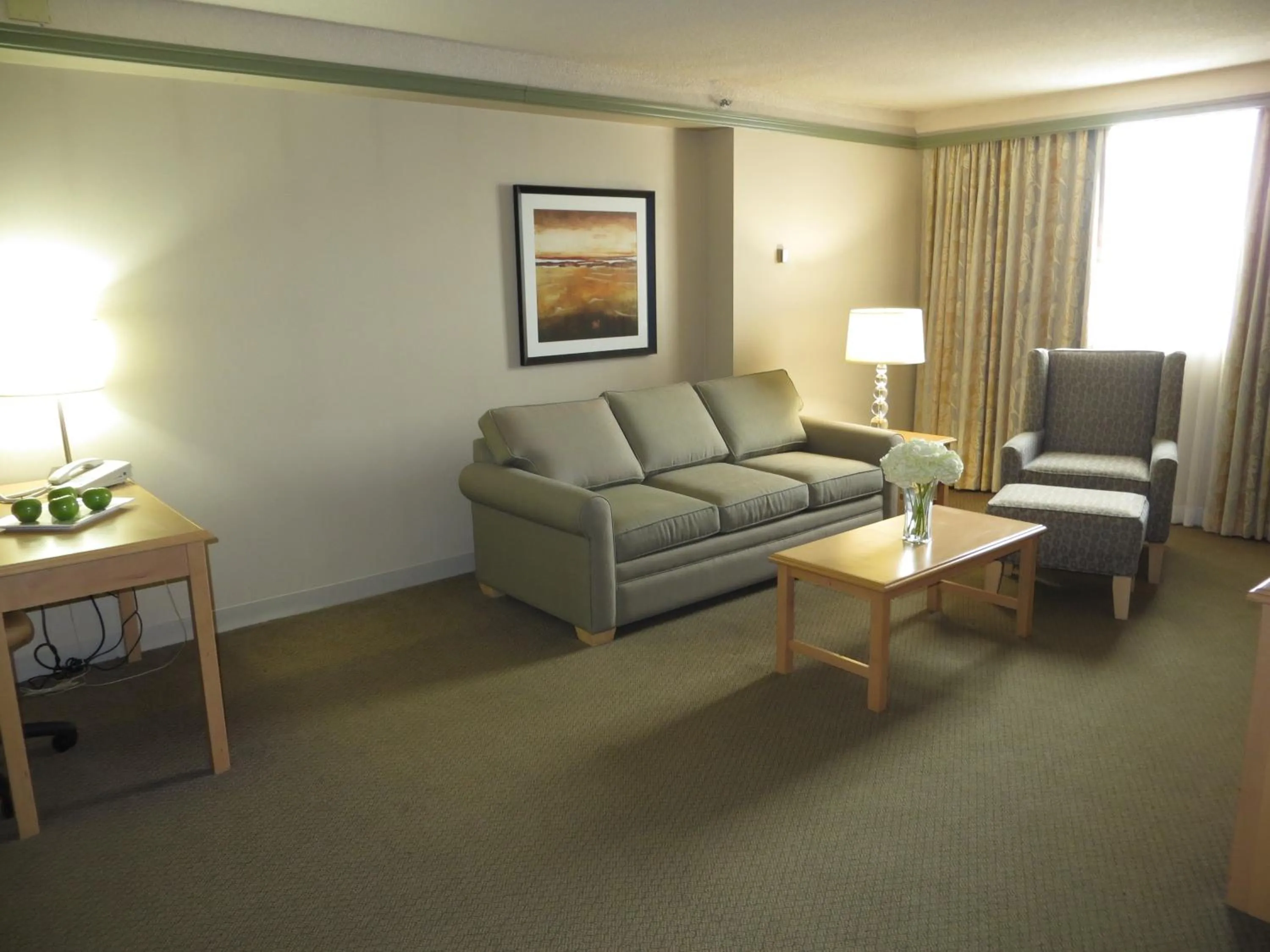 Living room in Edmonton Inn and Conference Centre