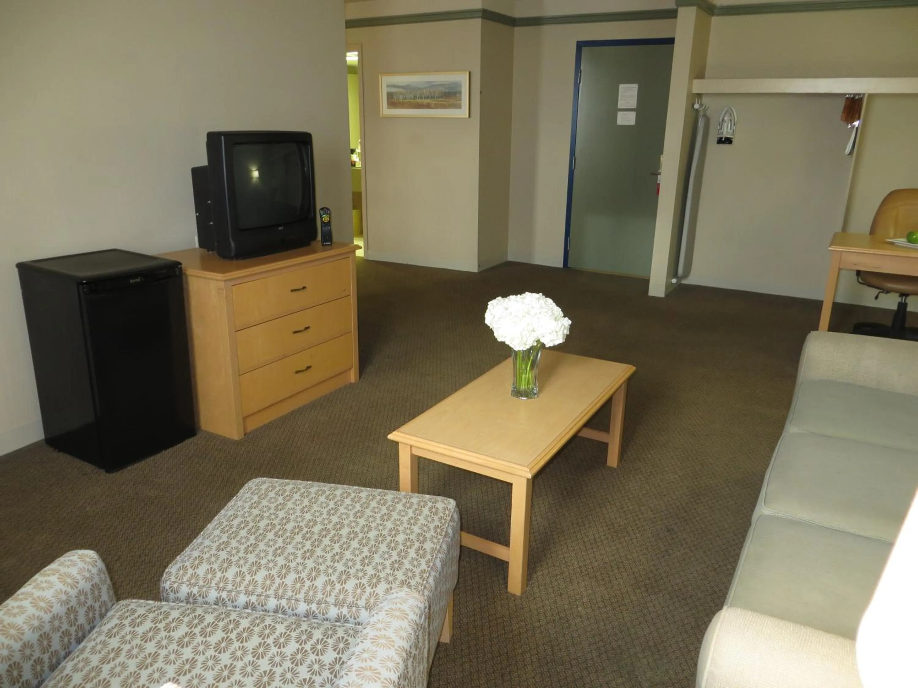 TV and multimedia in Edmonton Inn and Conference Centre