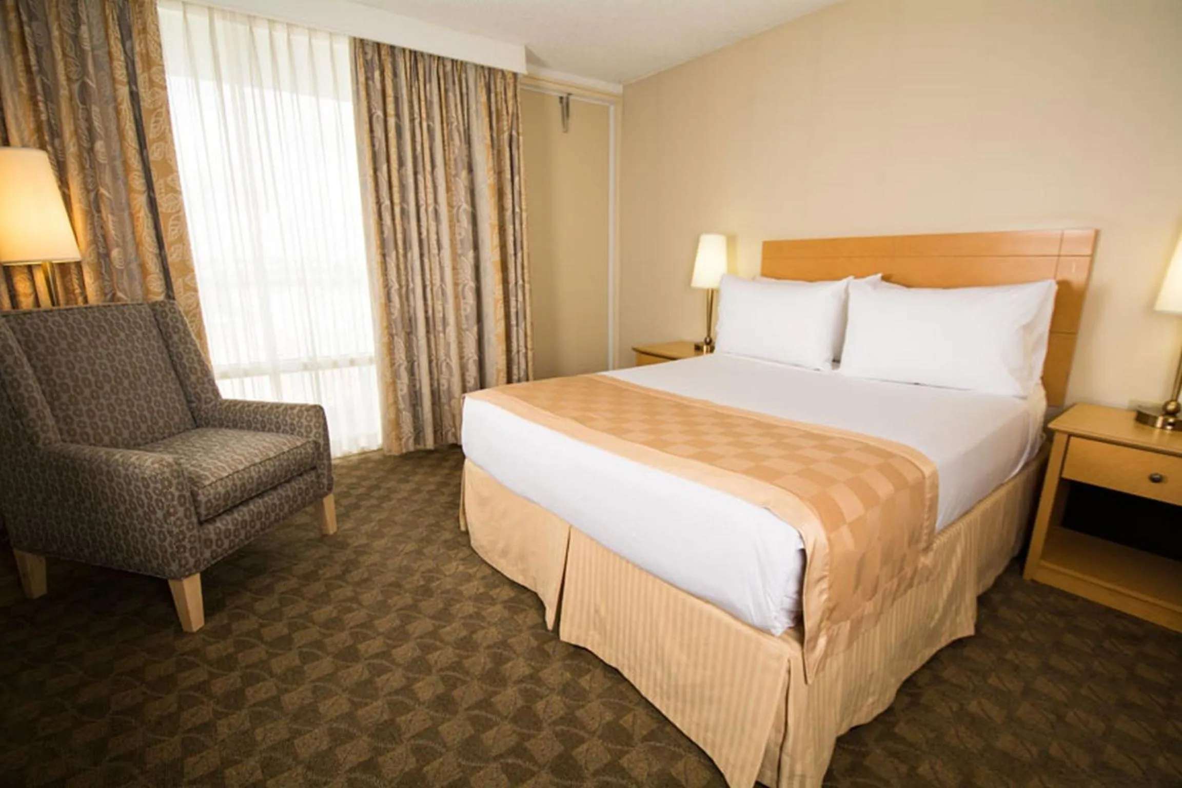 Bed in Edmonton Inn and Conference Centre