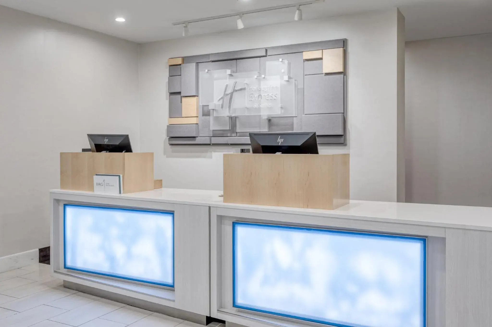 Property building in Holiday Inn Express Hotel & Suites Ottawa Airport by IHG Property building in Holiday Inn Express Hotel & Suites Ottawa Airport by IHG