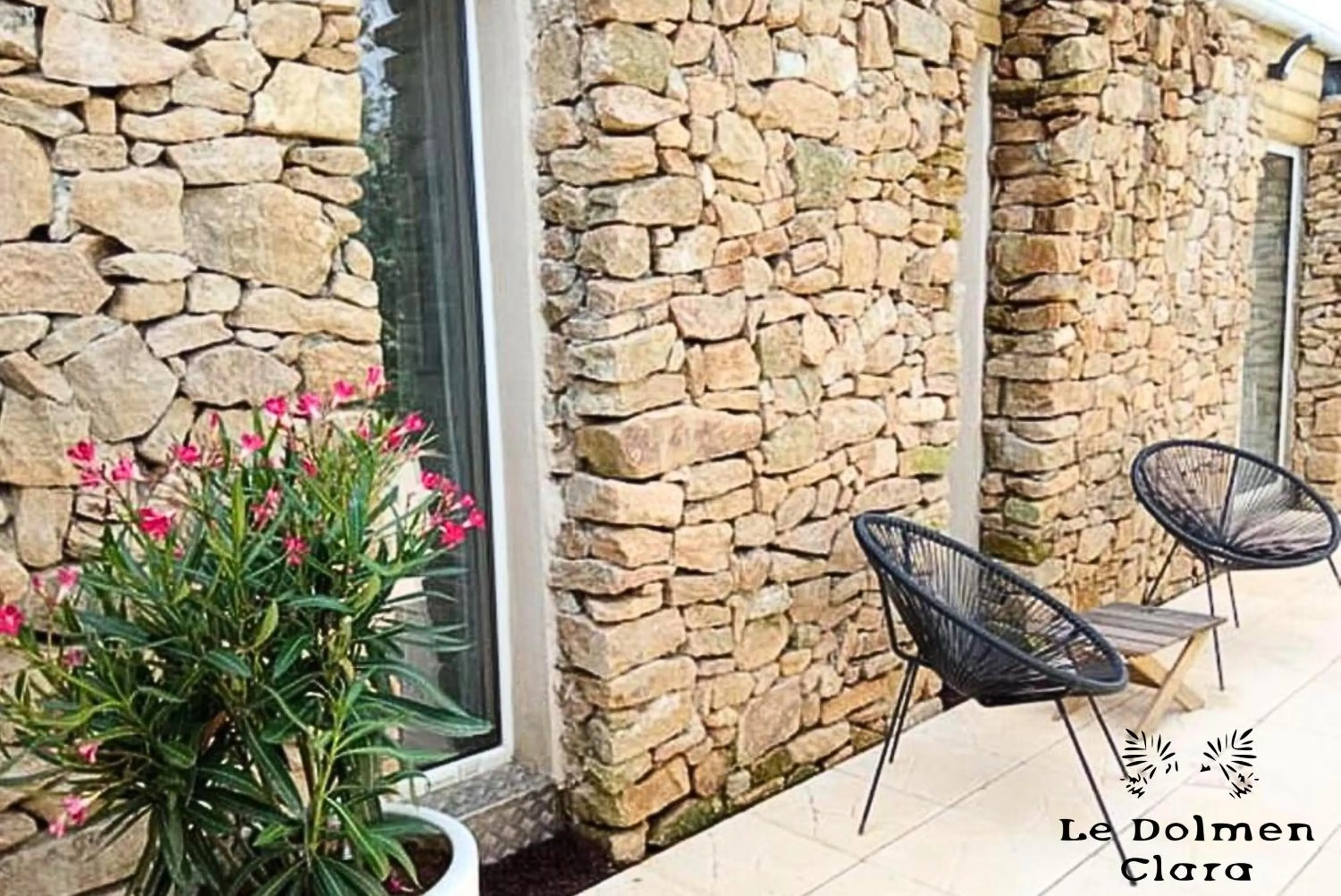 Patio in La Casa du Dolmen Clara, balnéo privée, entre terre et mer