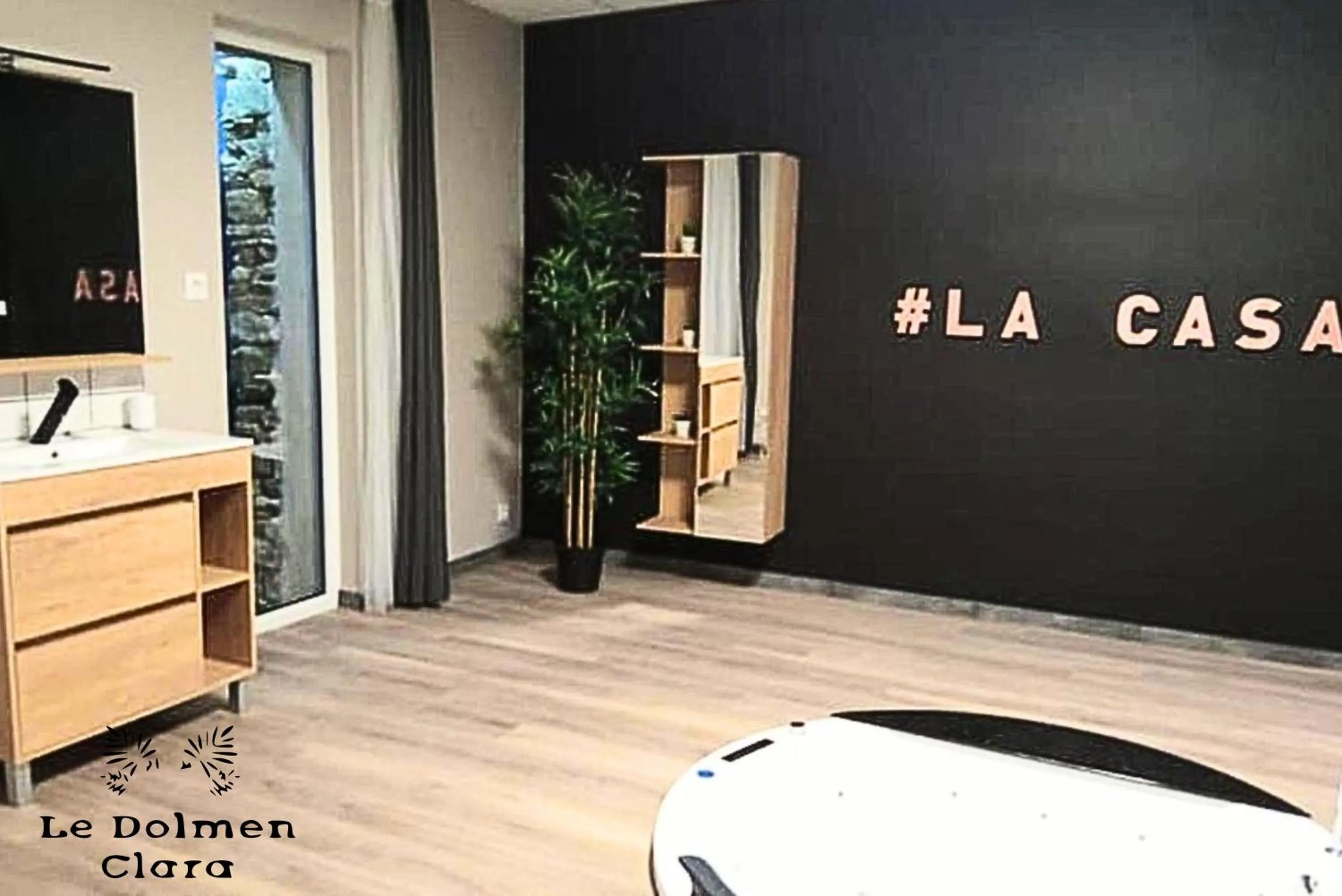 Bathroom in La Casa du Dolmen Clara, balnéo privée, entre terre et mer
