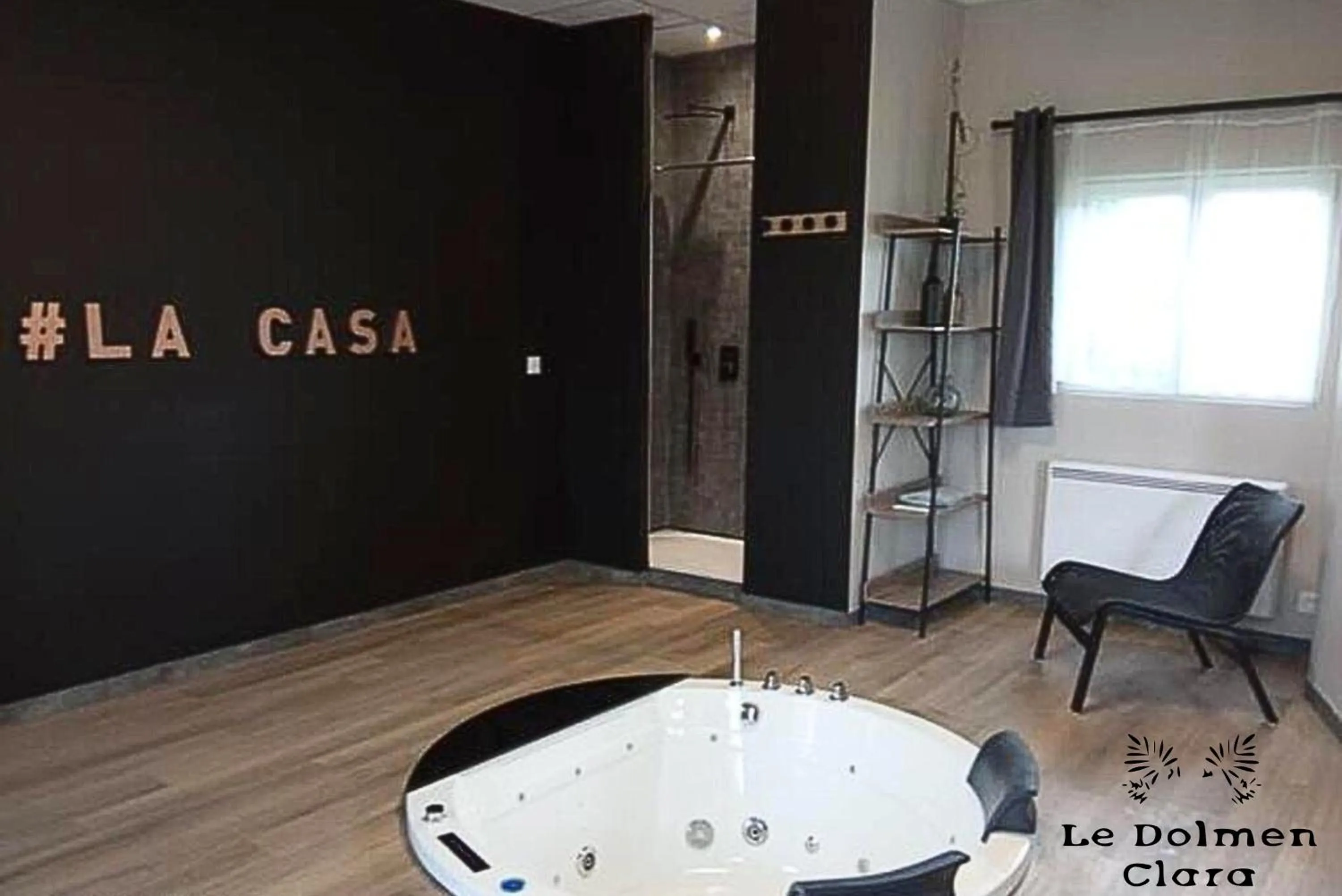 Bathroom in La Casa du Dolmen Clara, balnéo privée, entre terre et mer