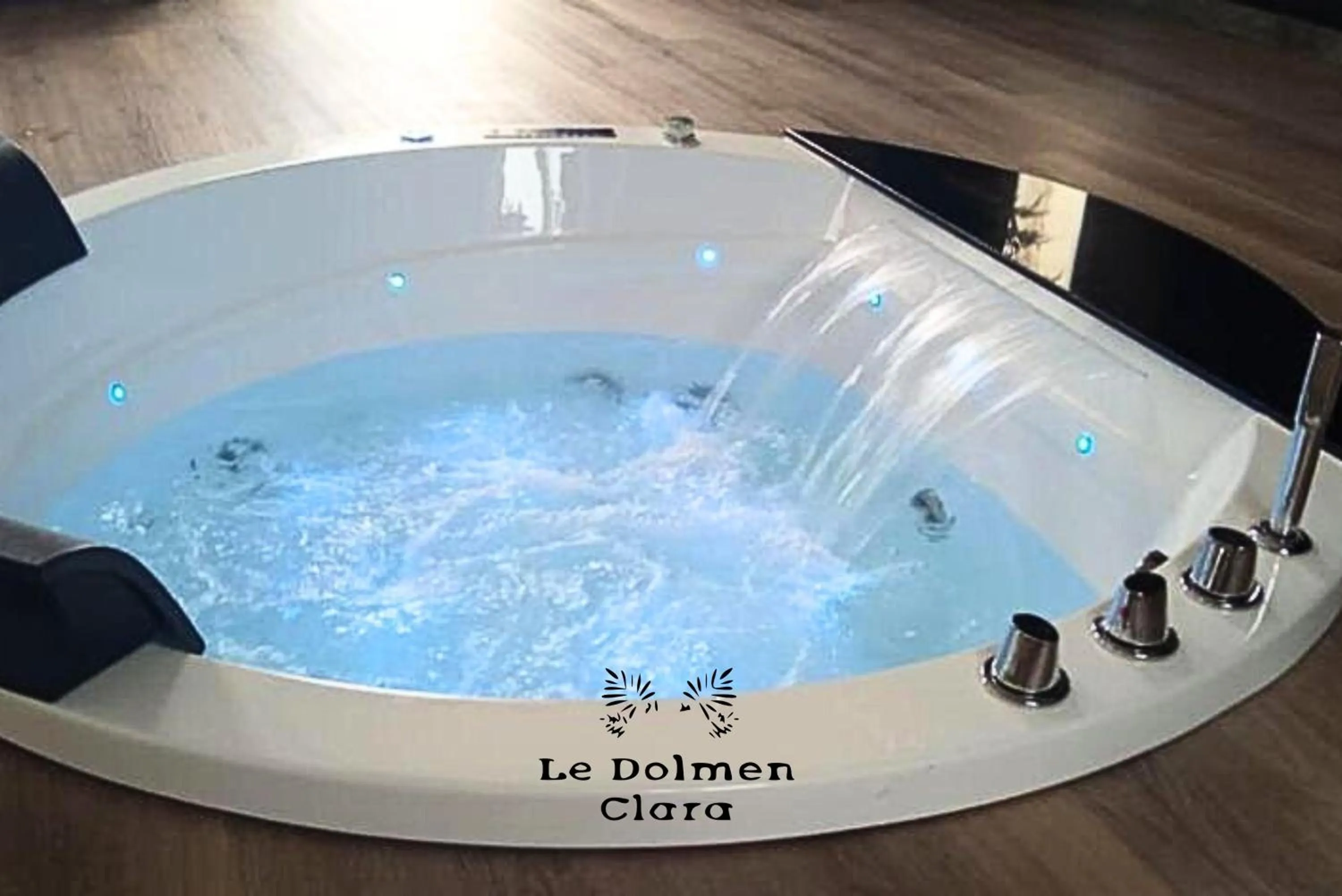 Bathroom in La Casa du Dolmen Clara, balnéo privée, entre terre et mer