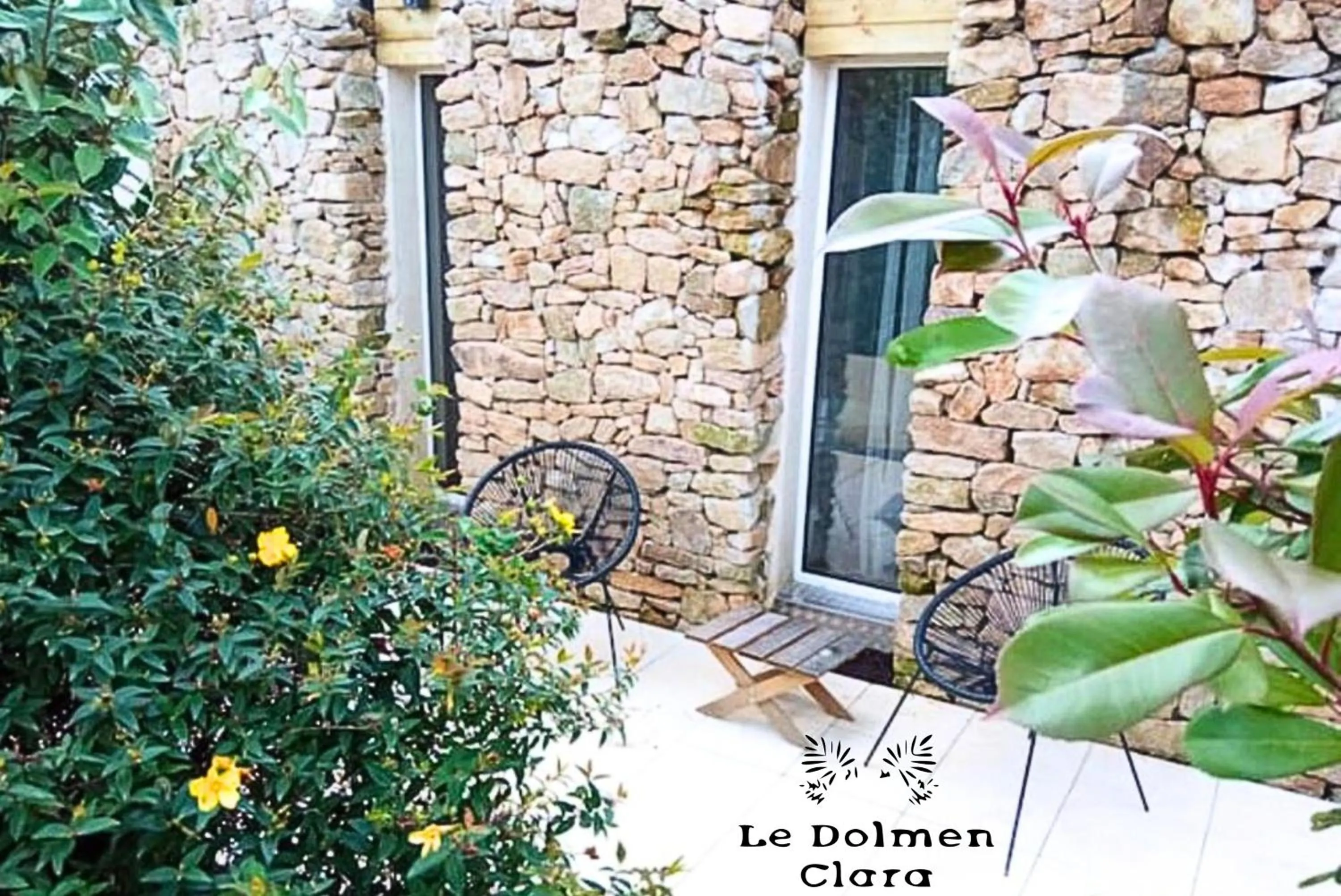 Patio in La Casa du Dolmen Clara, balnéo privée, entre terre et mer