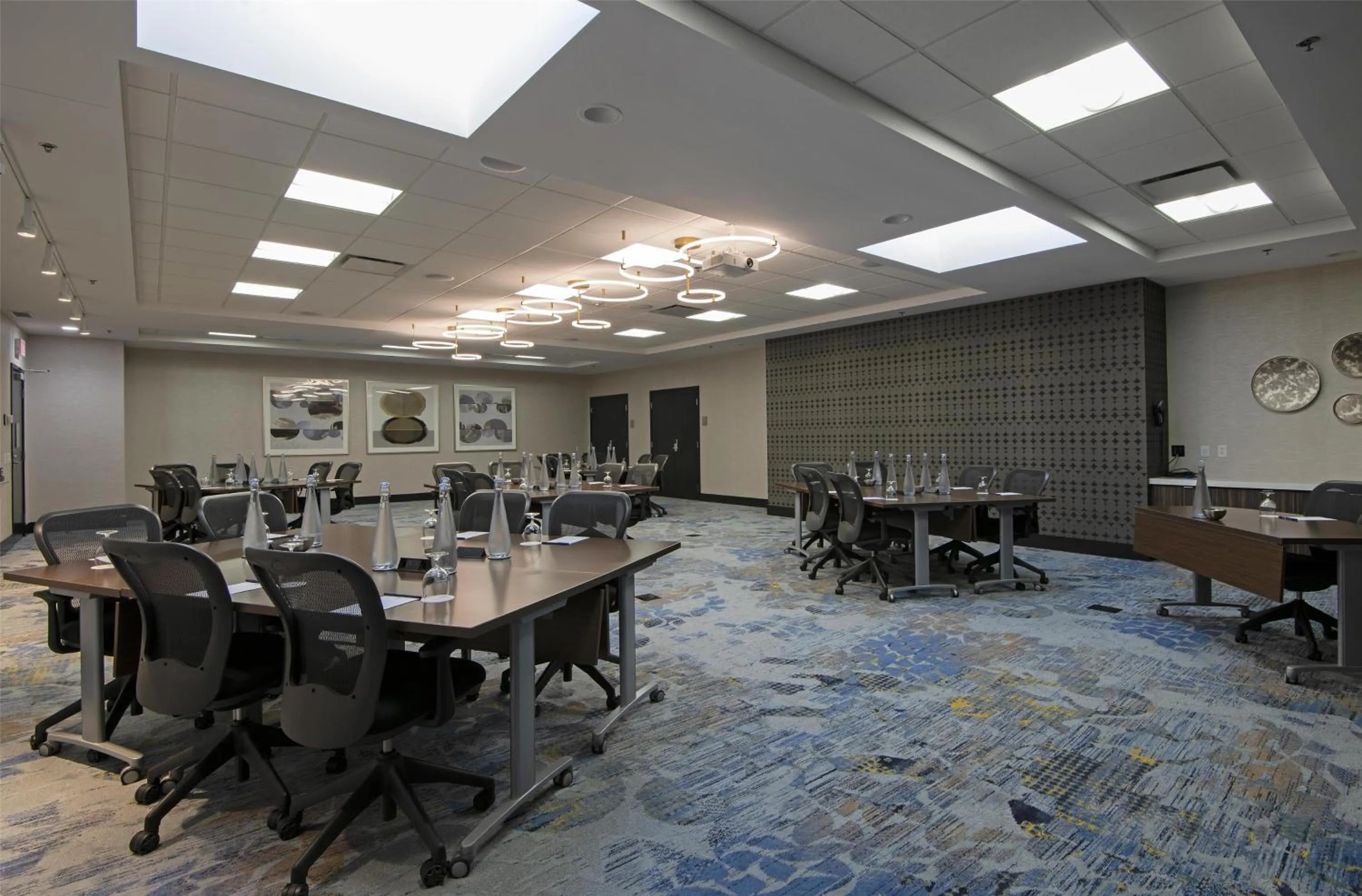 Meeting/conference room in DoubleTree by Hilton West Edmonton