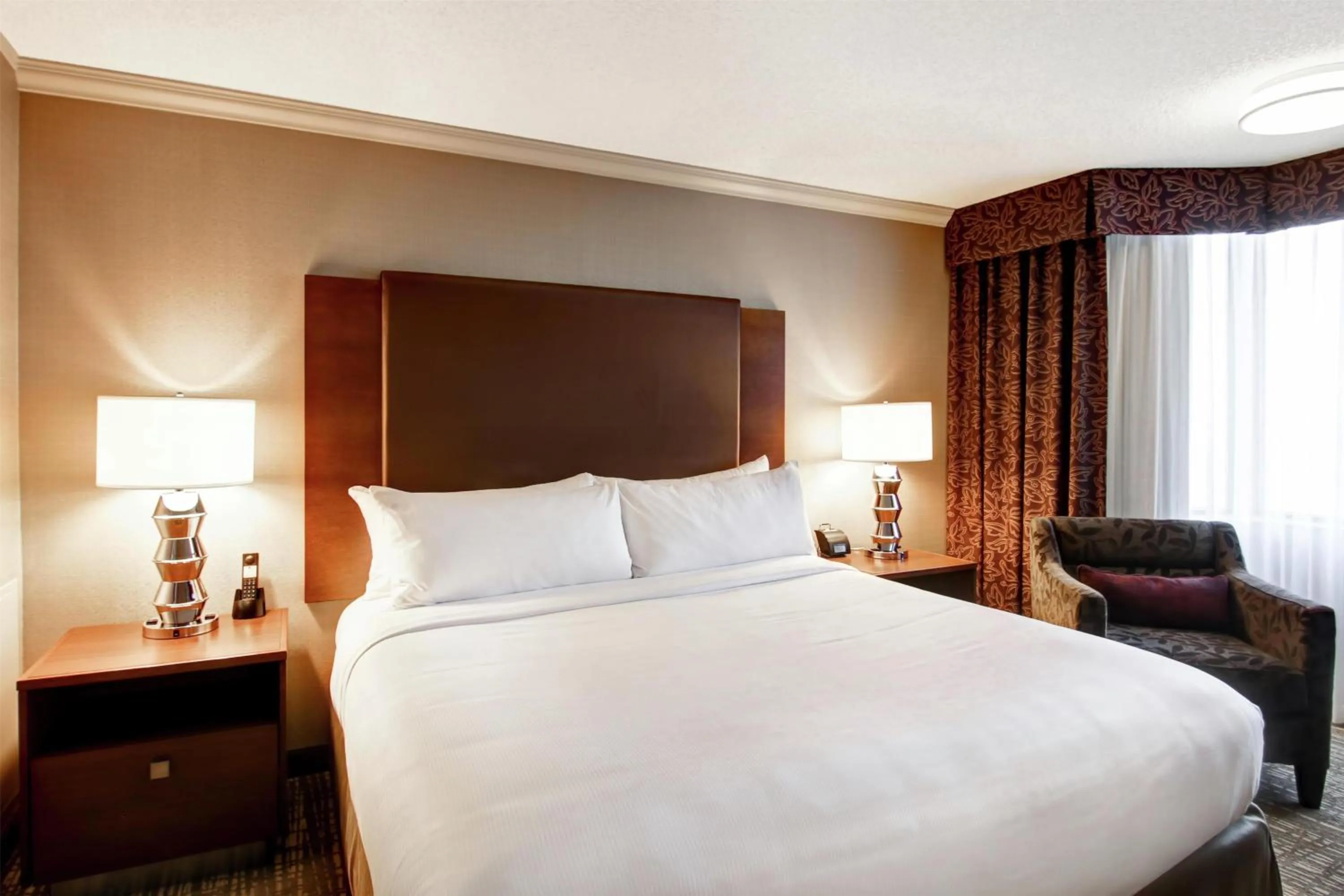 Bed in DoubleTree by Hilton West Edmonton