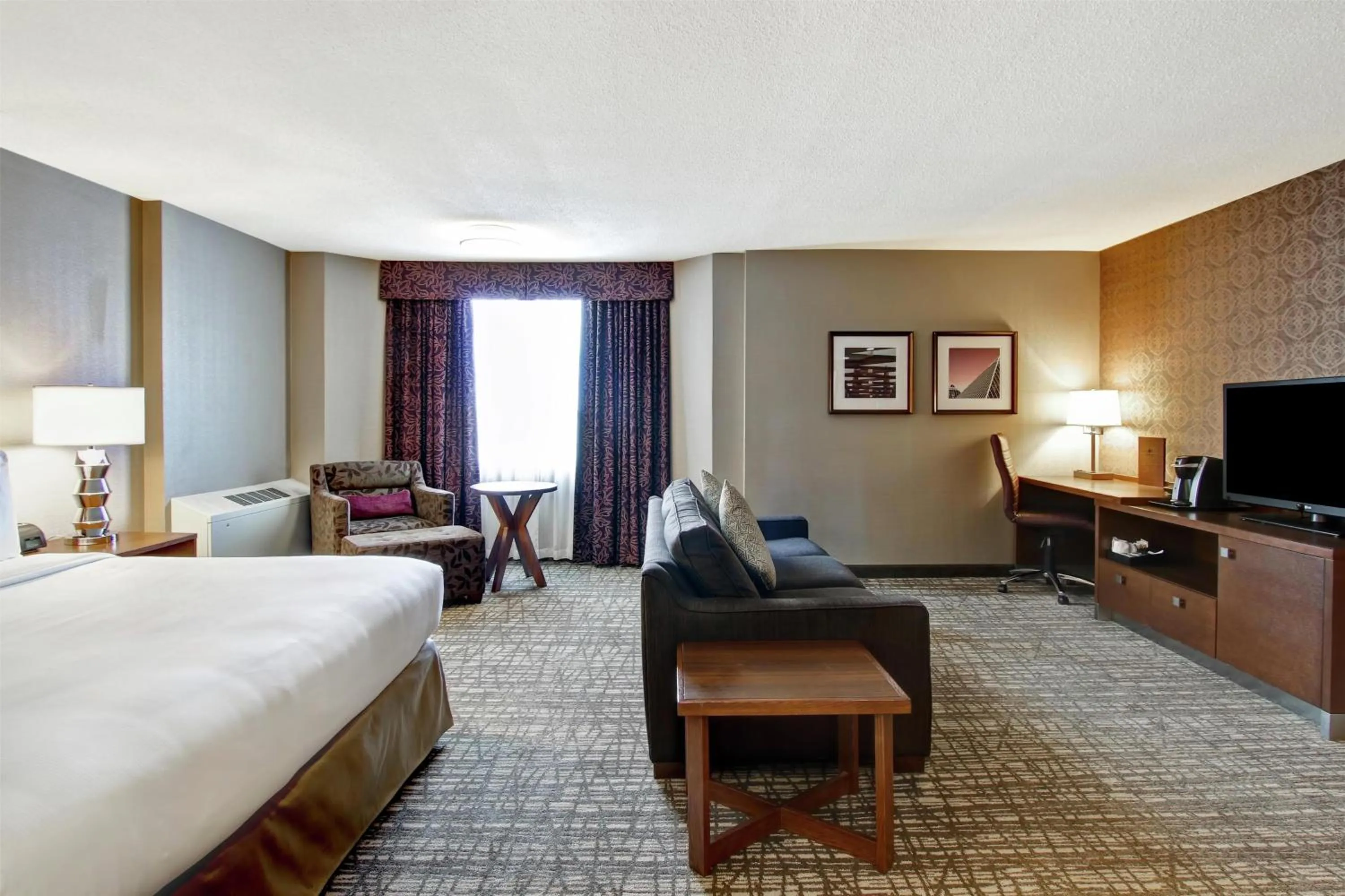 Living room, Bed in DoubleTree by Hilton West Edmonton