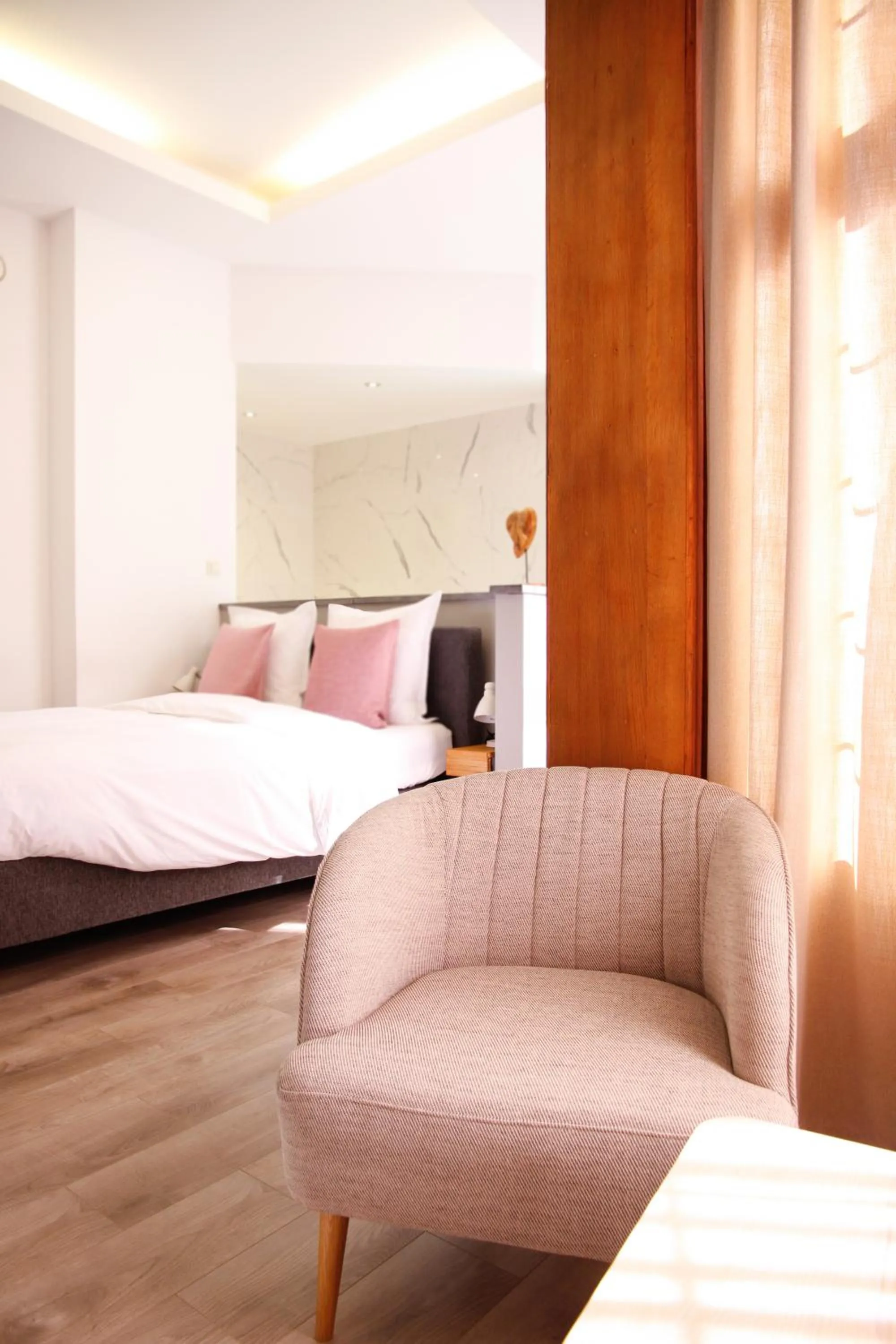 Seating area, Bed in Villa les érables Restaurant Linea