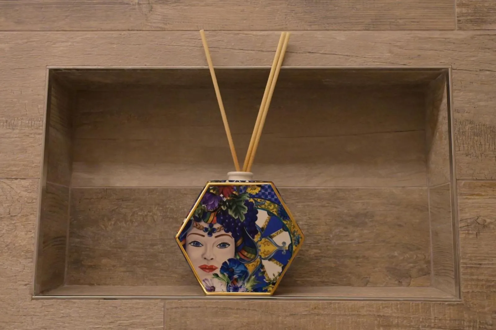 Decorative detail in Pietrabianca Santa Maria Apartments