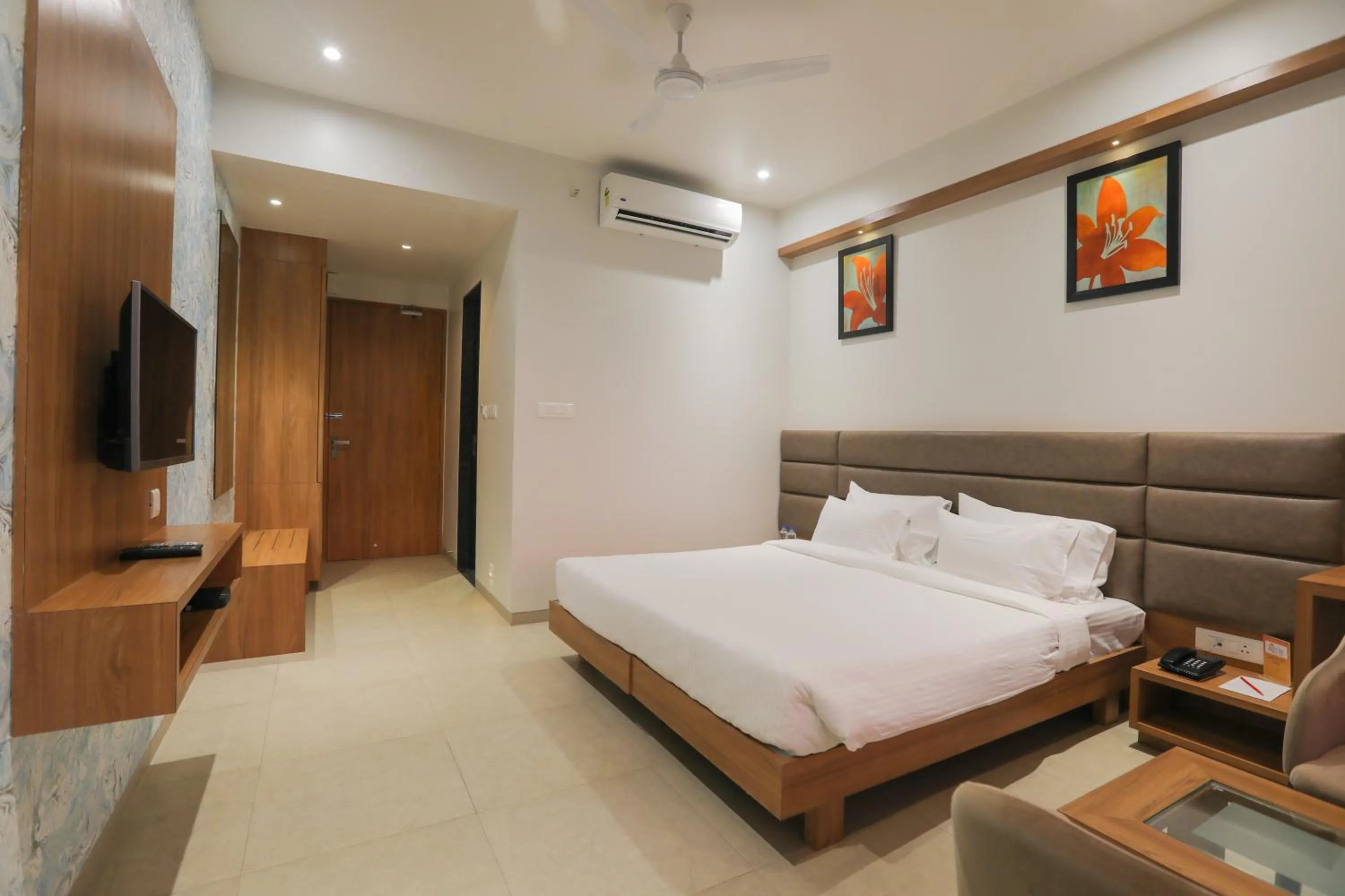 Photo of the whole room, Bed in Enrise by Sayaji, Khed Shivapur Pune