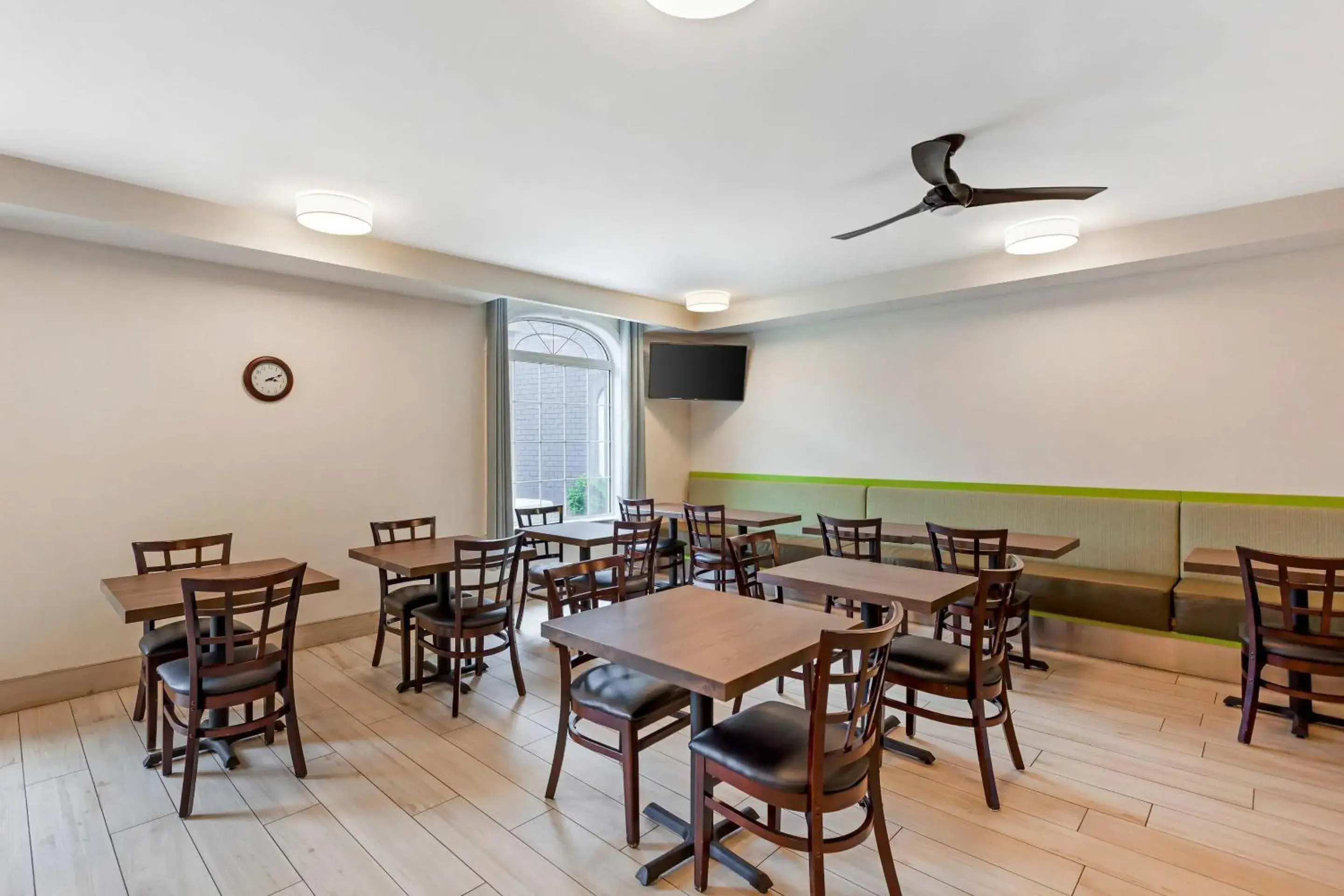 Breakfast in Quality Inn & Suites Oakville-Mississauga Breakfast in Quality Inn & Suites Oakville-Mississauga