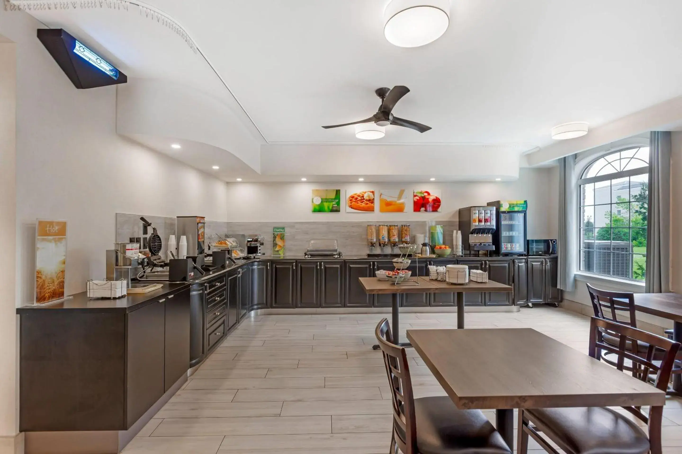 Breakfast in Quality Inn & Suites Oakville-Mississauga Breakfast in Quality Inn & Suites Oakville-Mississauga