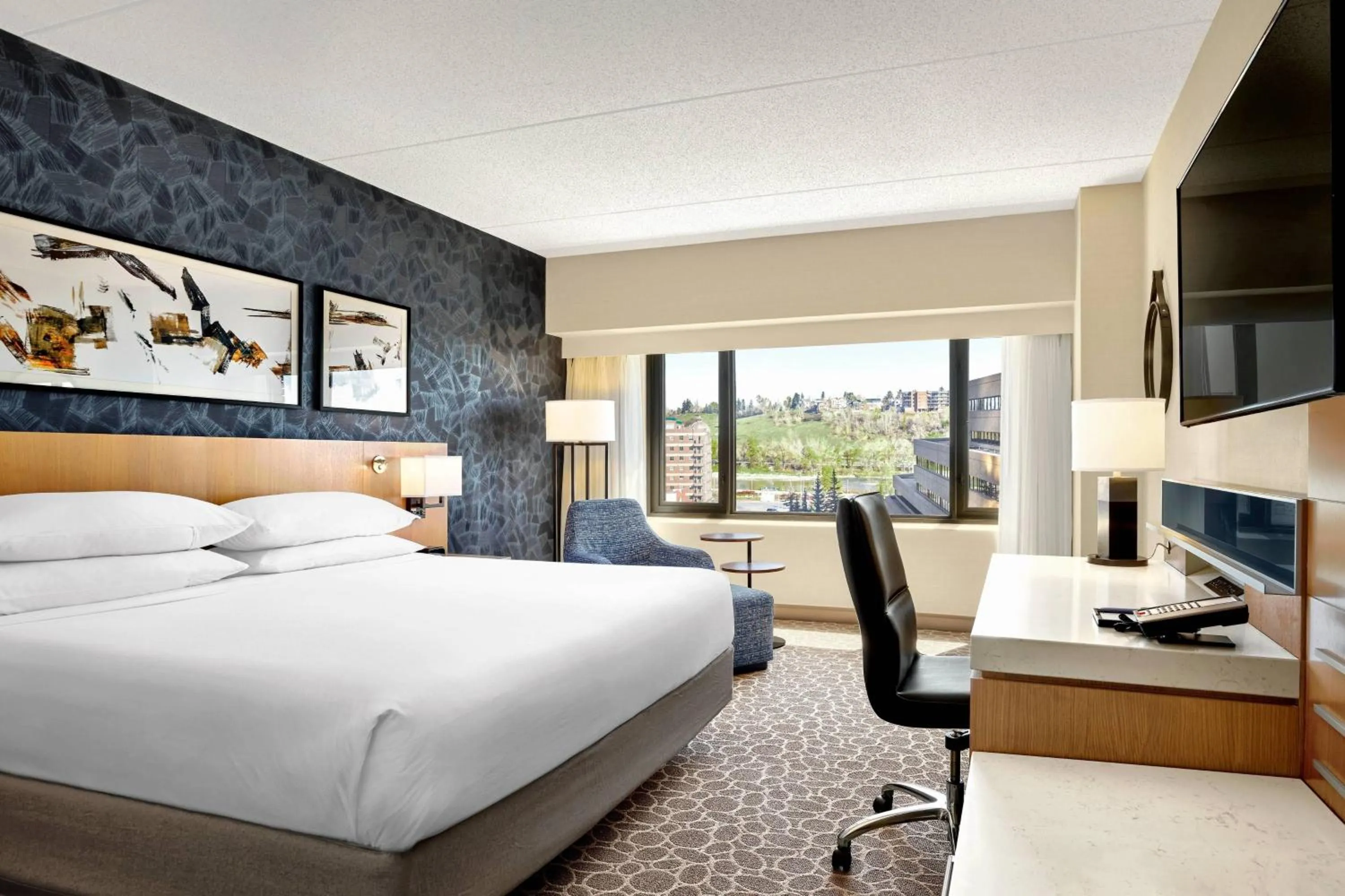 Photo of the whole room, Bed in Delta Hotels by Marriott Calgary Downtown