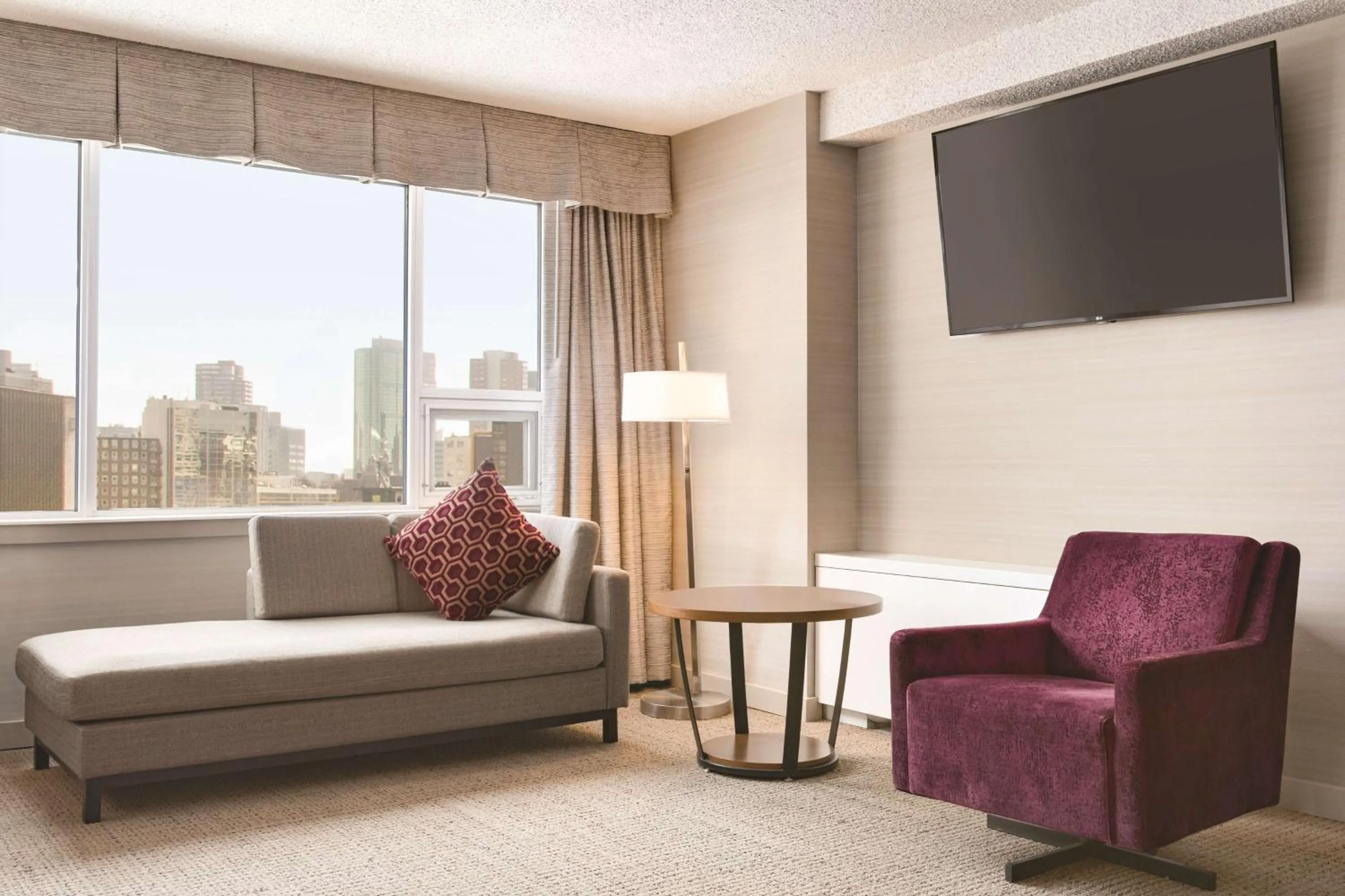 Photo of the whole room in Coast Edmonton Plaza Hotel by APA