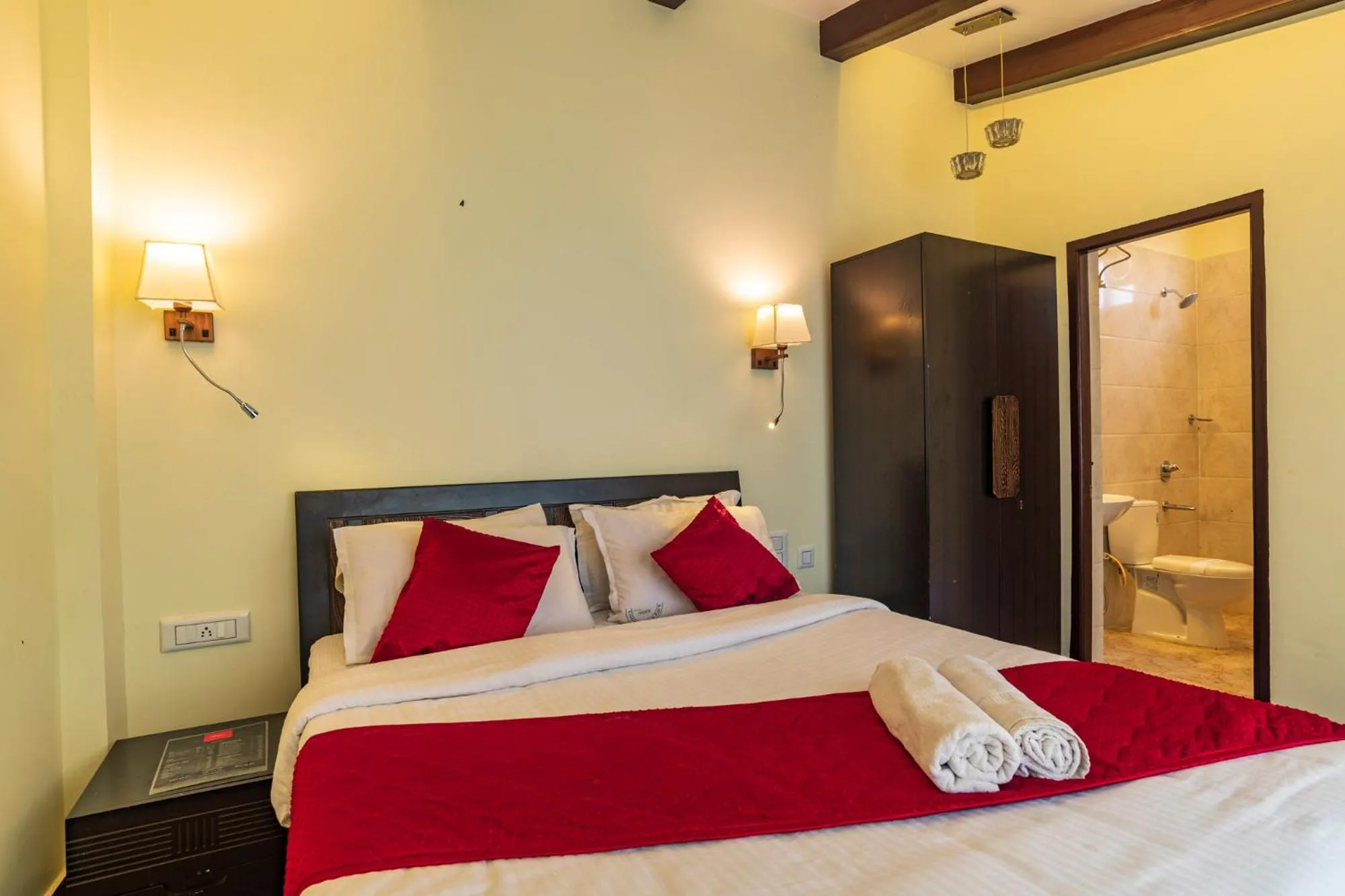 Photo of the whole room, Bed in Warmth Hill Crest