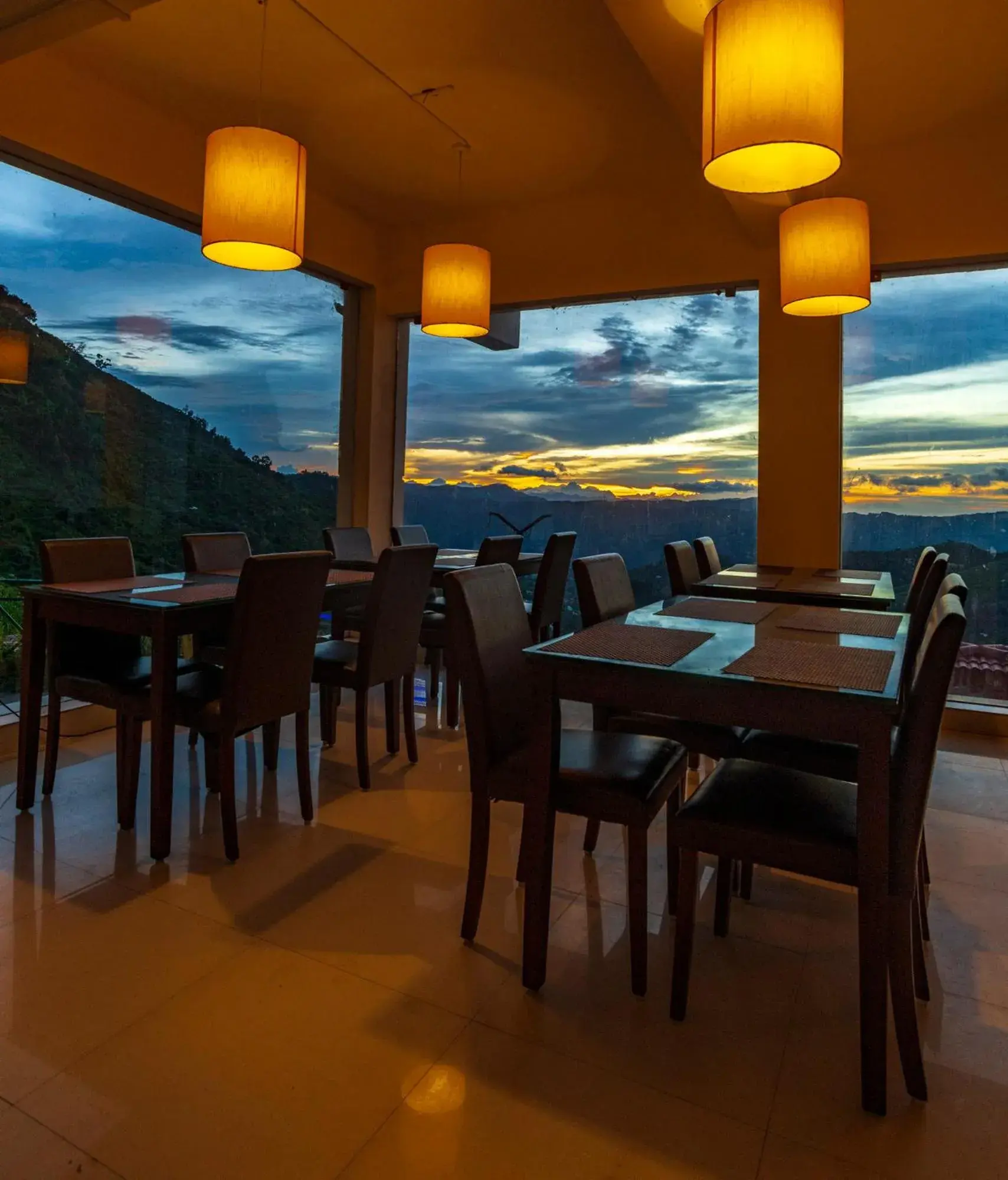 Restaurant/places to eat in Warmth Hill Crest Restaurant/places to eat in Warmth Hill Crest