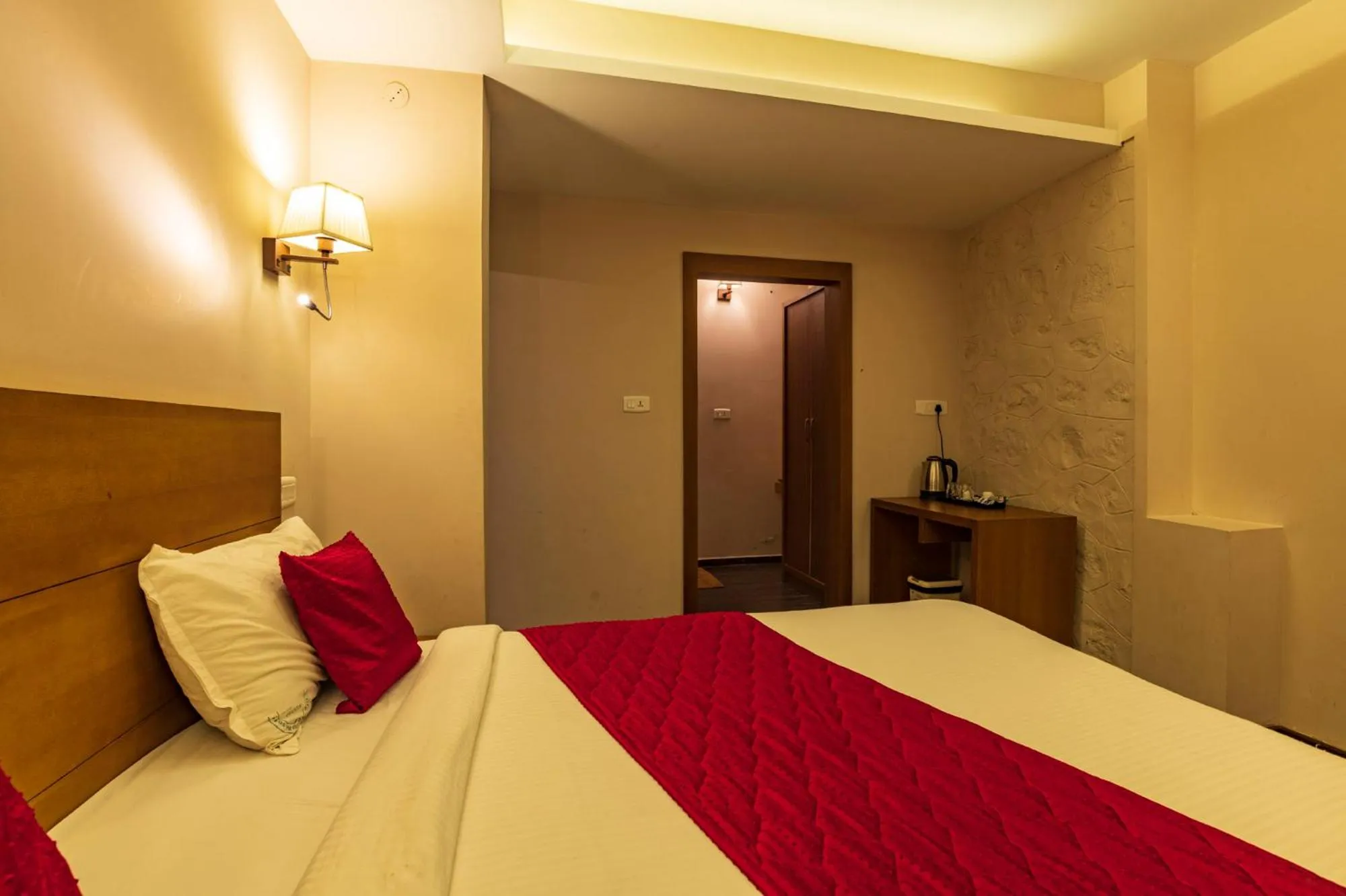 Photo of the whole room, Bed in Warmth Hill Crest