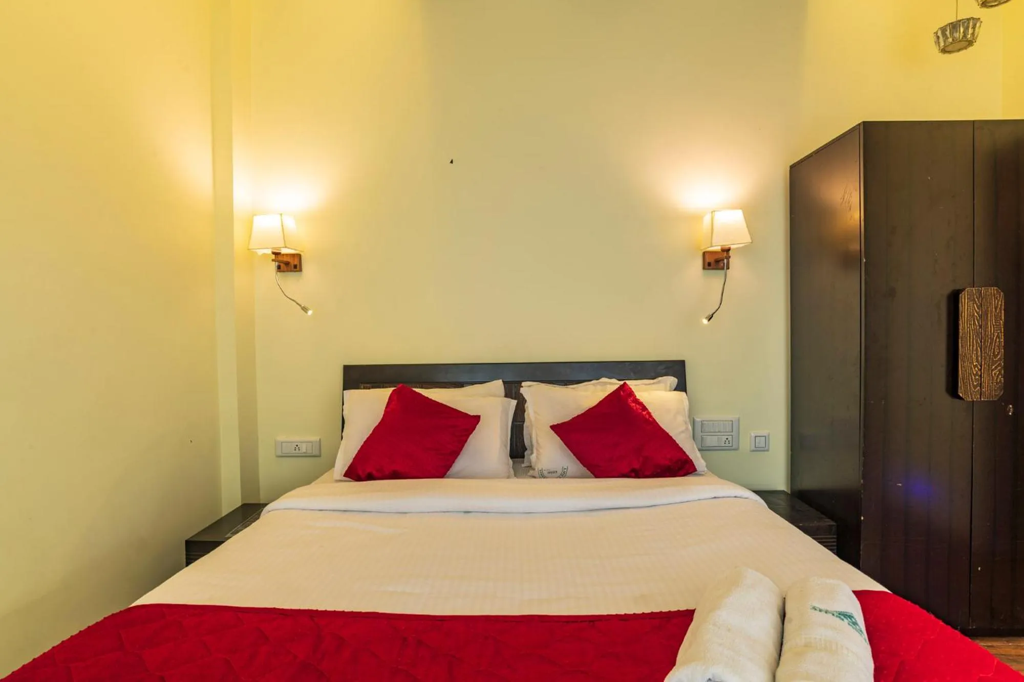 Photo of the whole room, Bed in Warmth Hill Crest