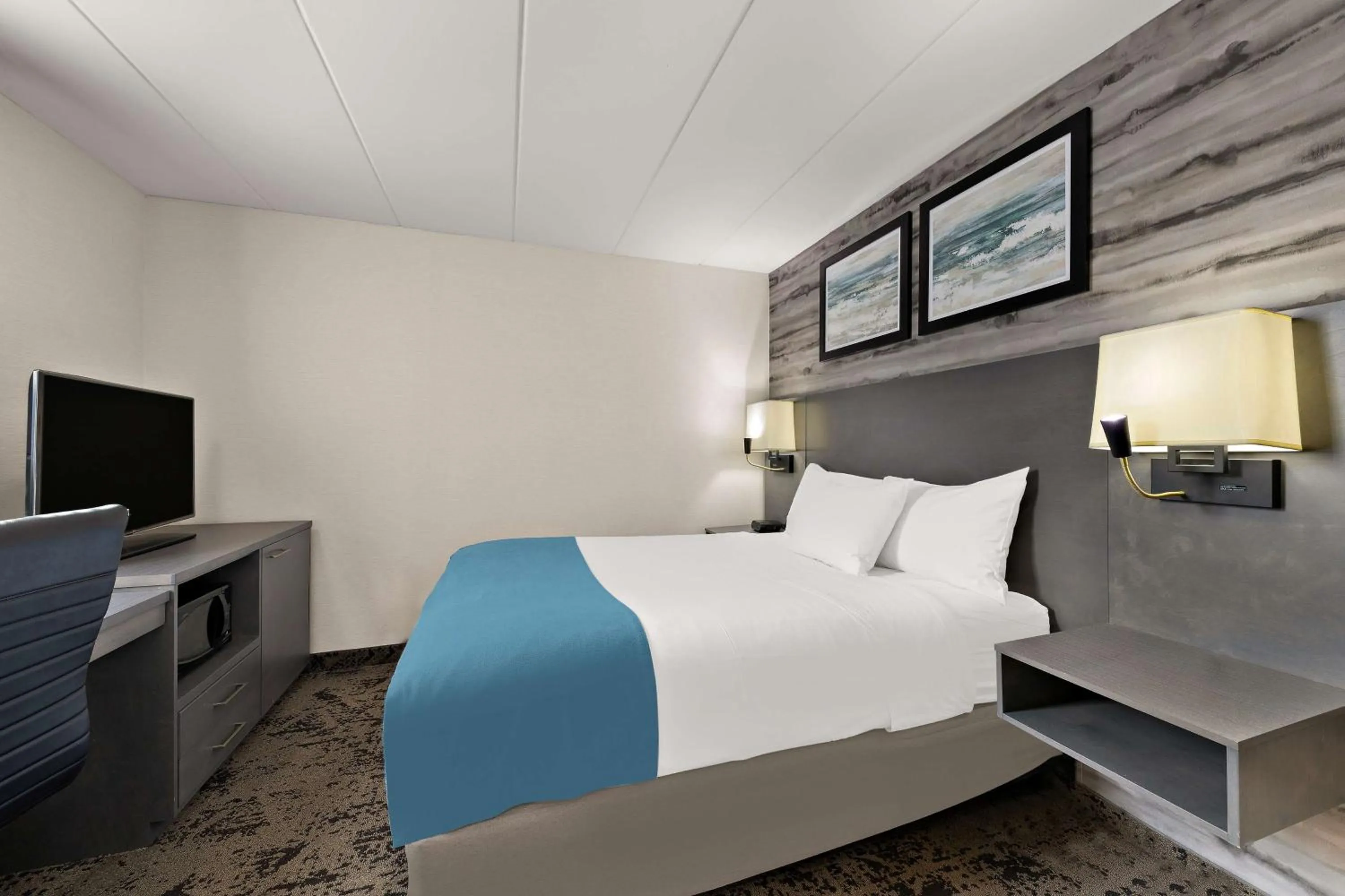 Bedroom, Bed in Best Western Parkway Hotel Toronto North