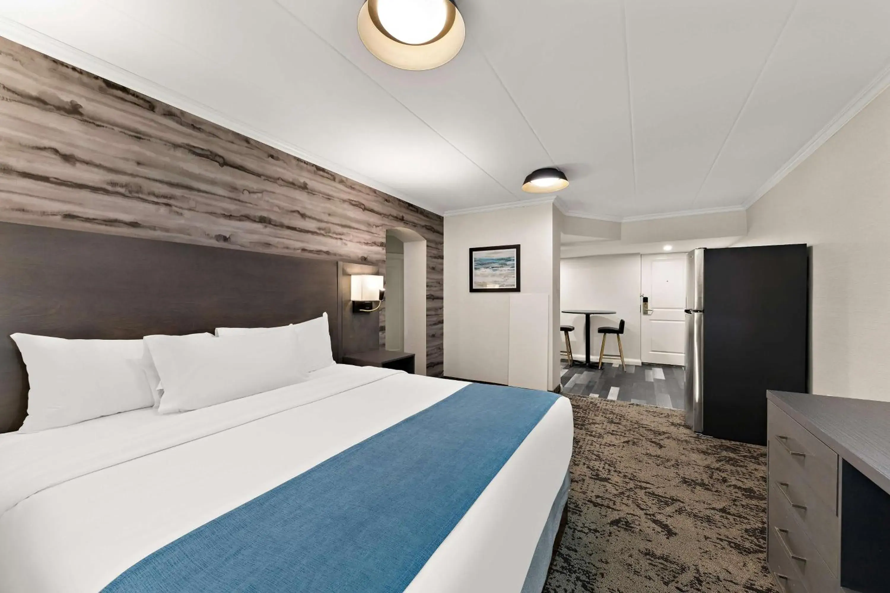 Suite with King Bed and Two Queen Beds in Best Western Parkway Hotel Toronto North Suite with King Bed and Two Queen Beds in Best Western Parkway Hotel Toronto North